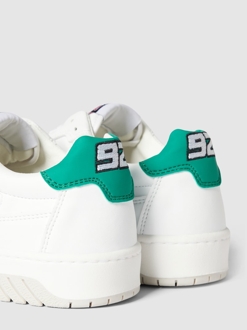 Sneaker mit Label-Details in weiß