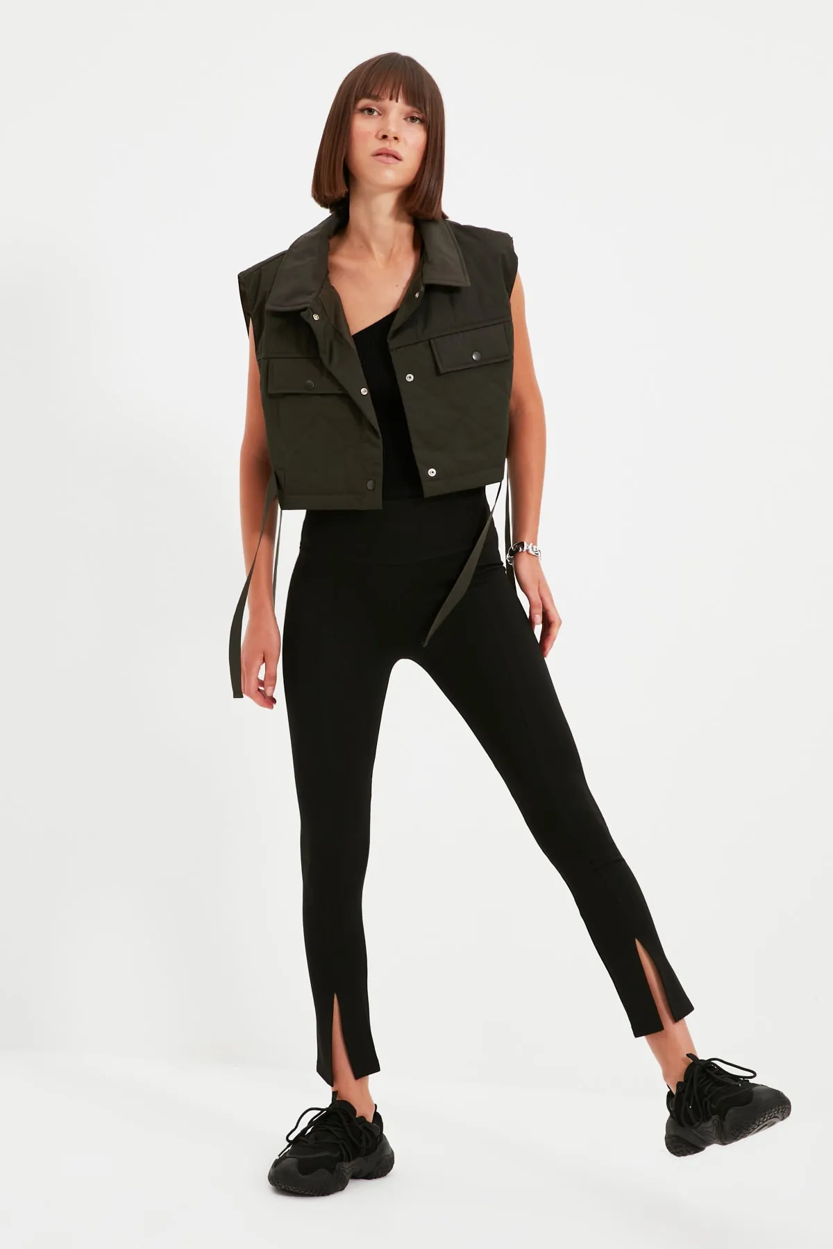 Trendyol Collection  Schwarze Strick-Leggings mit hoher Taille und Schlitzdetail auf der Vorderseite TWOAW22TA0004