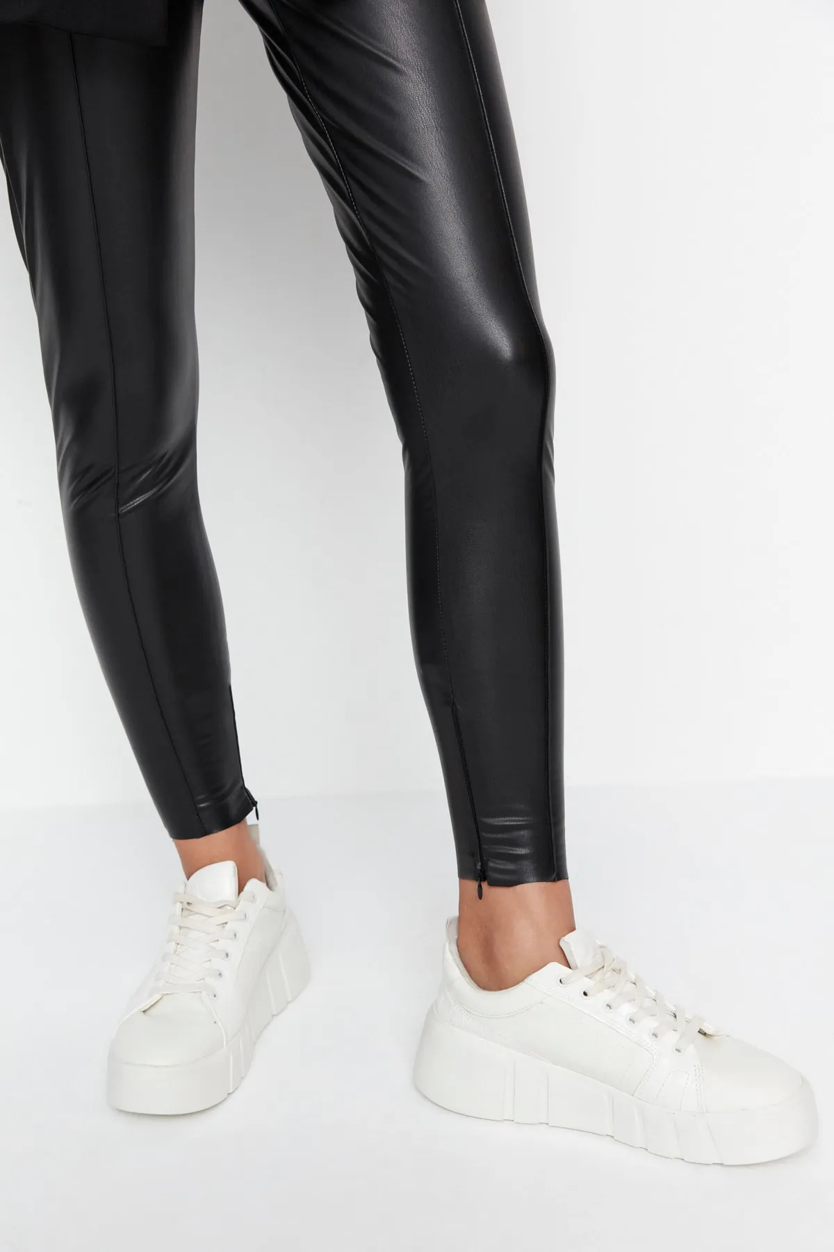 Trendyol Collection  Schwarze Leggings mit geripptem Detail in Lederoptik TWOAW23TA00011