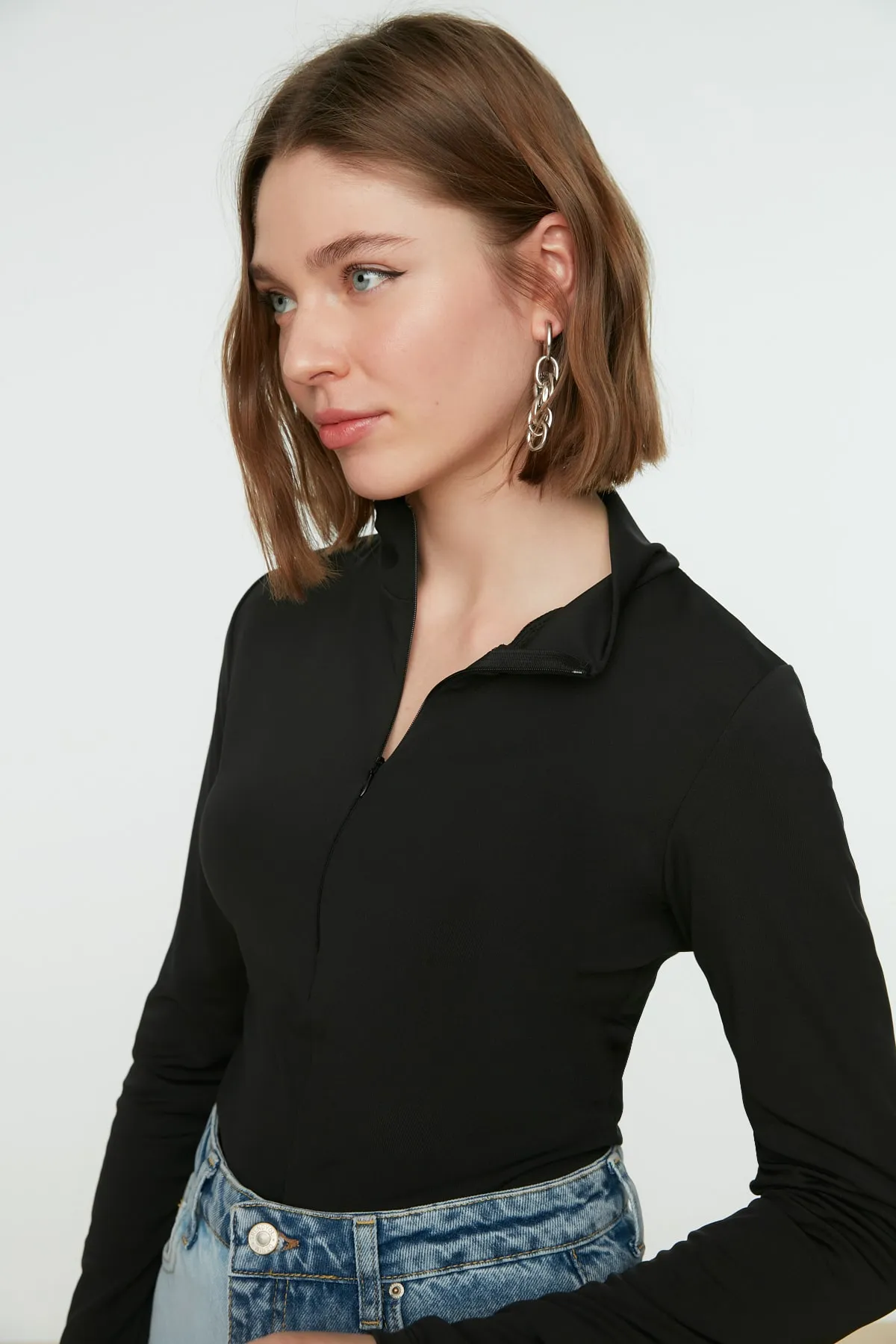 Trendyol Collection  Schwarzer Strickbody mit Stehkragen und Reißverschluss und langen Ärmeln sowie flexiblem Druckknopf TWOAW21BD0070