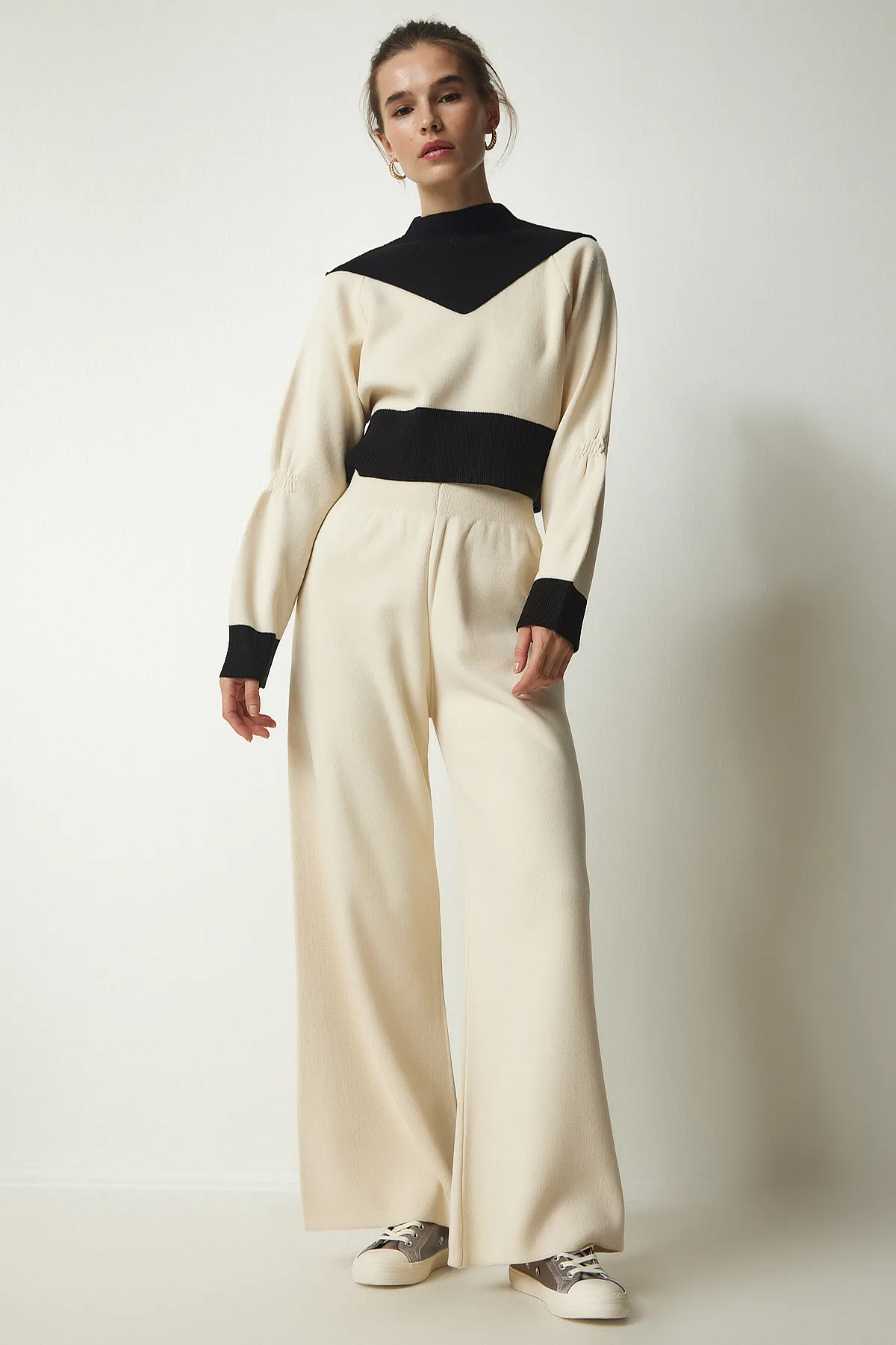 Happiness İstanbul  Cremefarbener Pullover in Blockfarben für Damen, stilvoller Strickanzug, CI00089