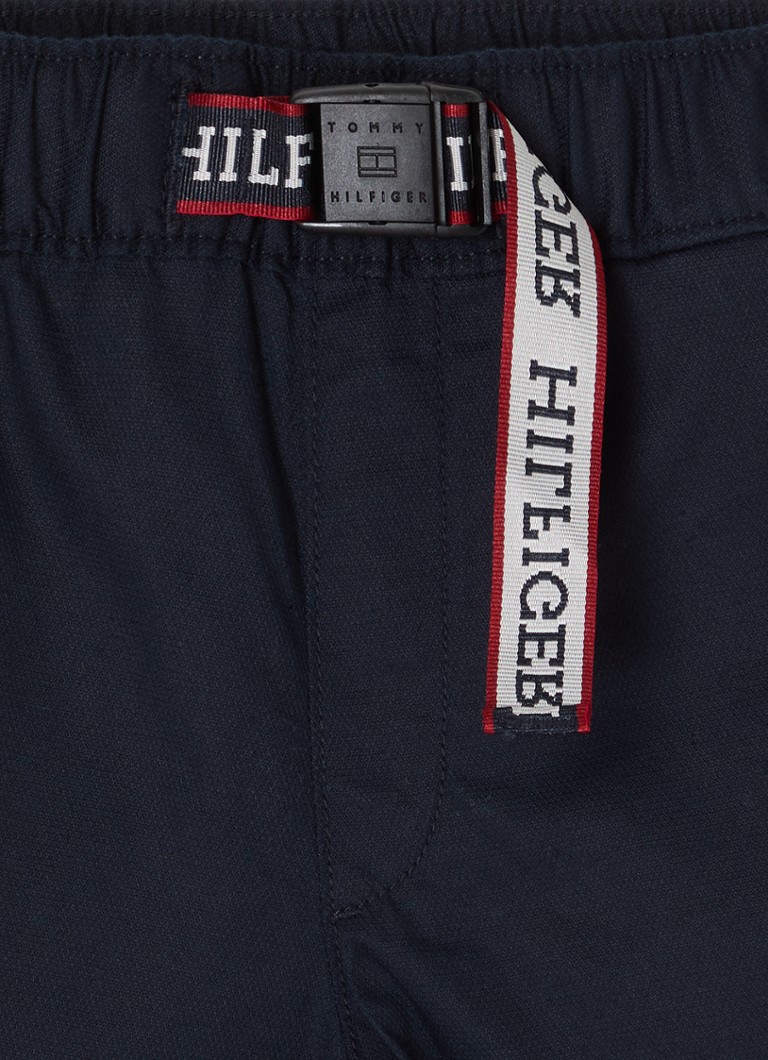 Pantaloni scurți chino cu croială dreaptă și buzunare laterale de la Tommy Hilfiger