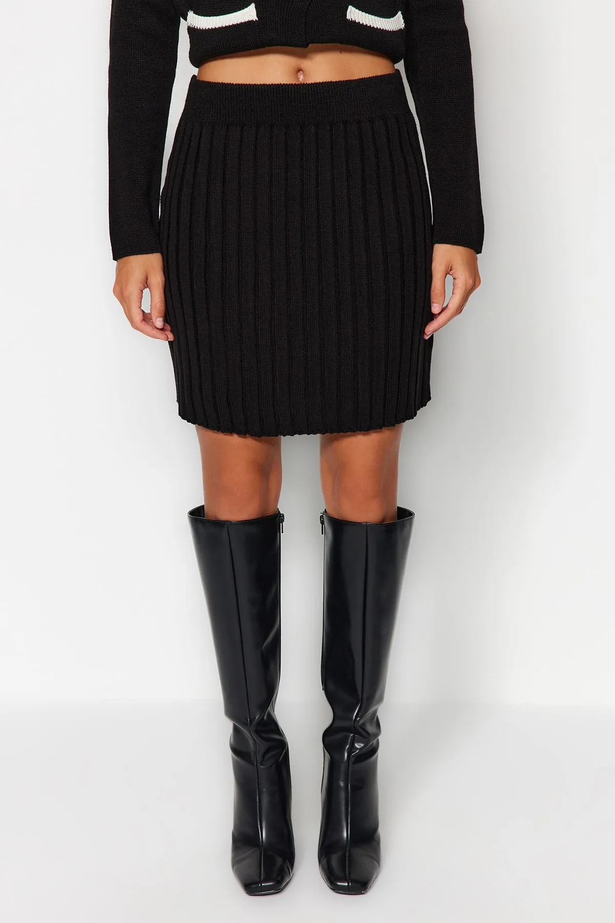 Trendyol Collection  Schwarzer kurzer Minirock mit Taschendetail, Strickoberteil und -unterteil, Set TWOAW24AU00093