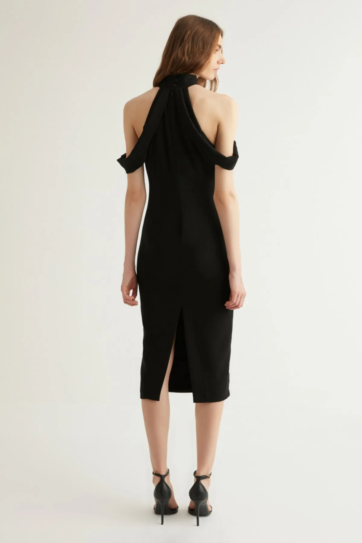 Trendyol Collection  X Dilek Hanif Kleid mit schwarzen Ärmeln und Details TPRSS22EL1853