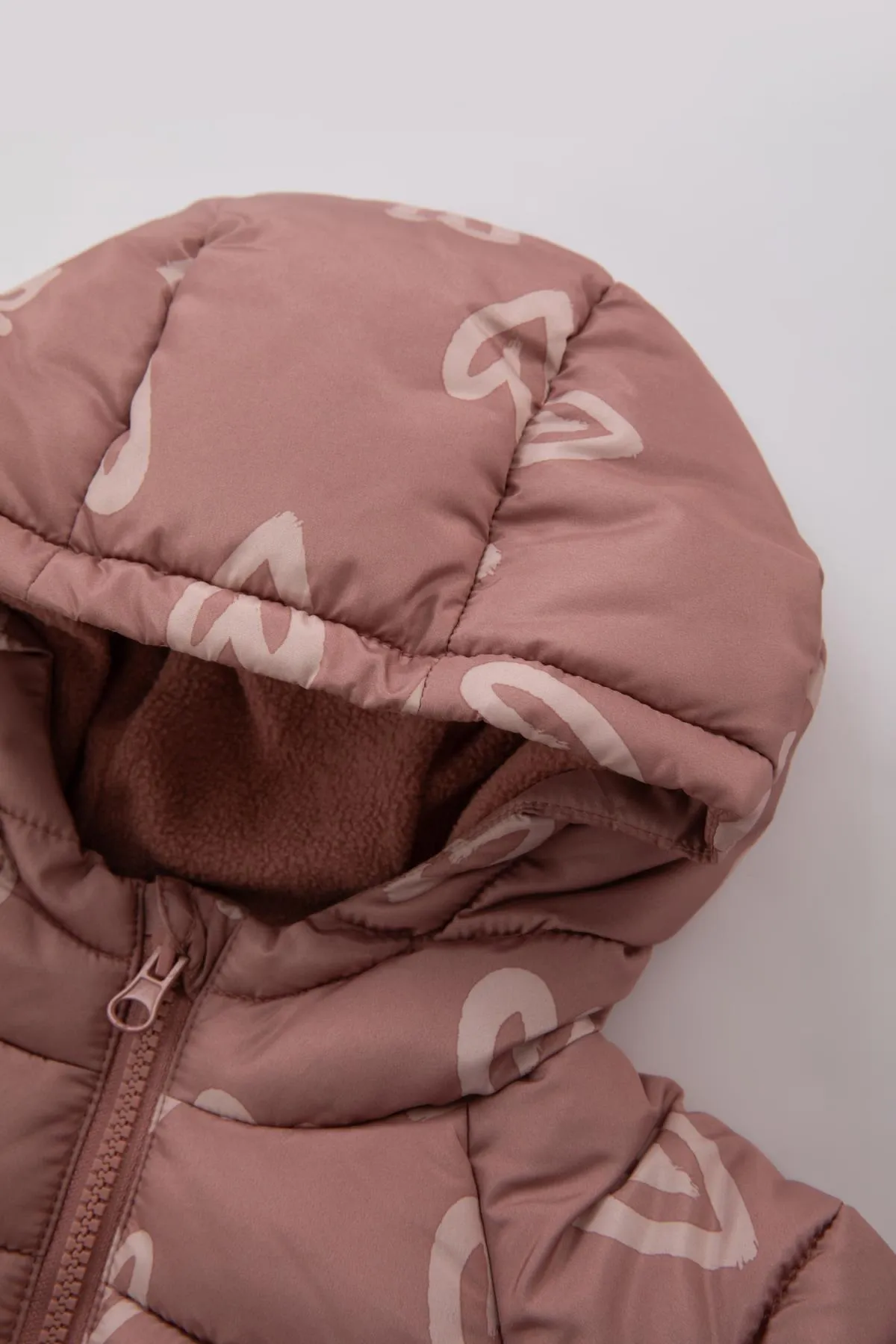 DeFacto  Wasserabweisender, herzgemusterter, mit Fleece gefütterter Puffermantel mit Kapuze für Babys