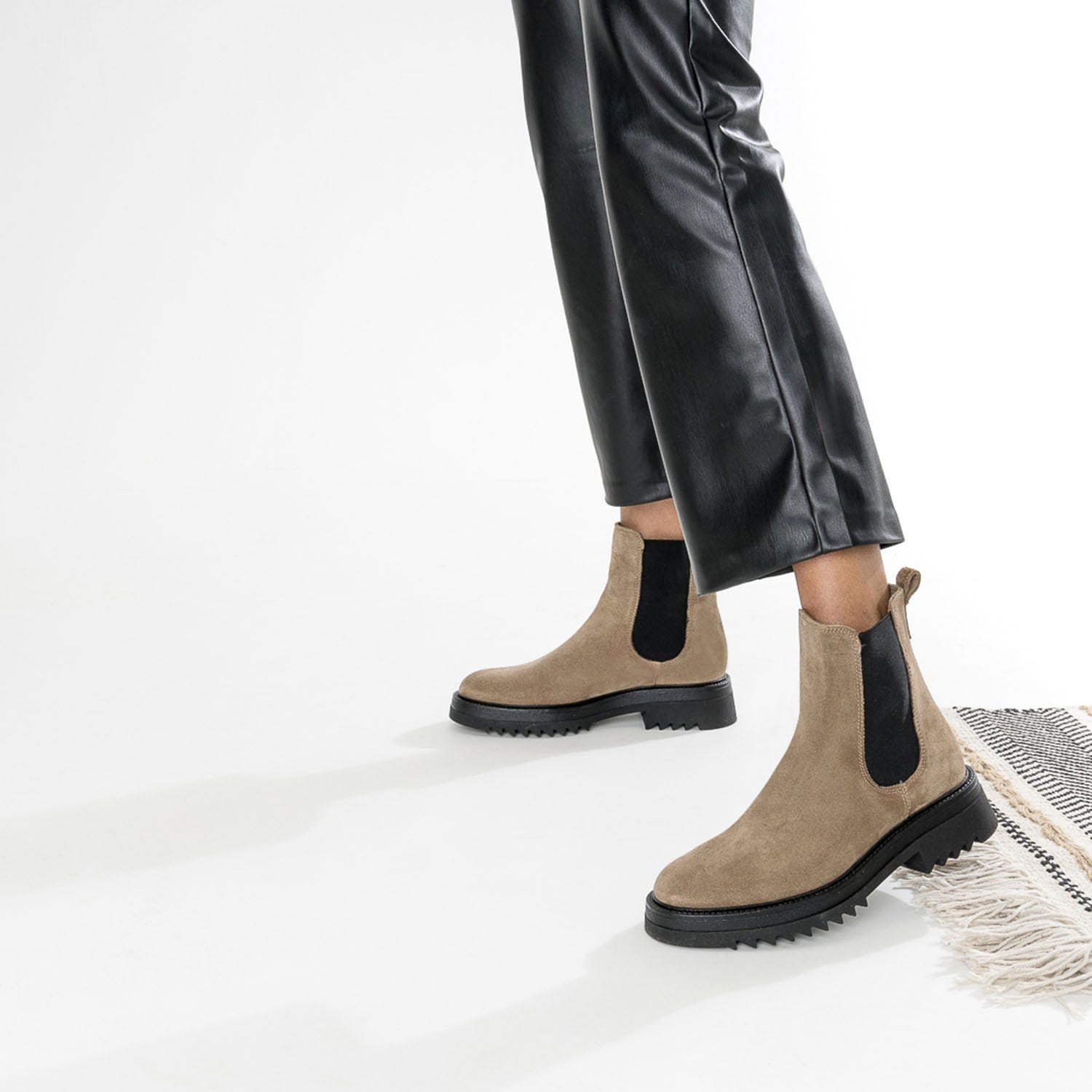 Chelsea boots TEXTO beige en cuir velours