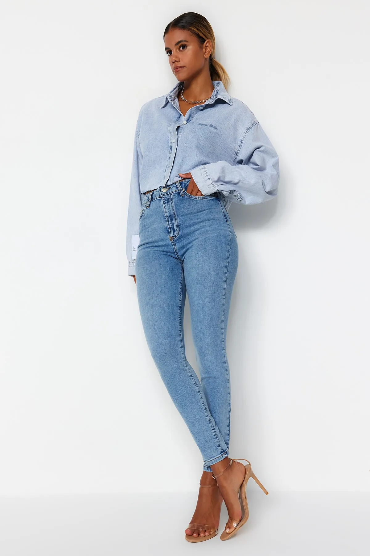 Trendyol Collection  Blaue Skinny-Jeans mit superhoher Taille TWOSS22JE0560