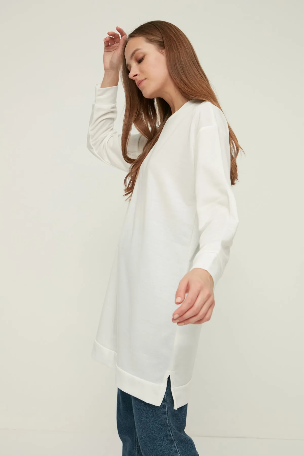 Trendyol Modest  Ecrufarbenes Basic-Strick-Sweatshirt mit Rundhalsausschnitt und Schlitz und detailliertem Ausschnitt TCTAW22TW0138