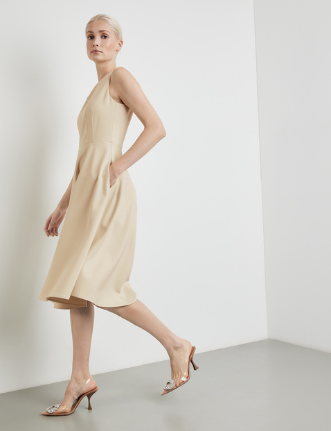 Ärmelloses Kleid mit ausgestelltem Rockteil