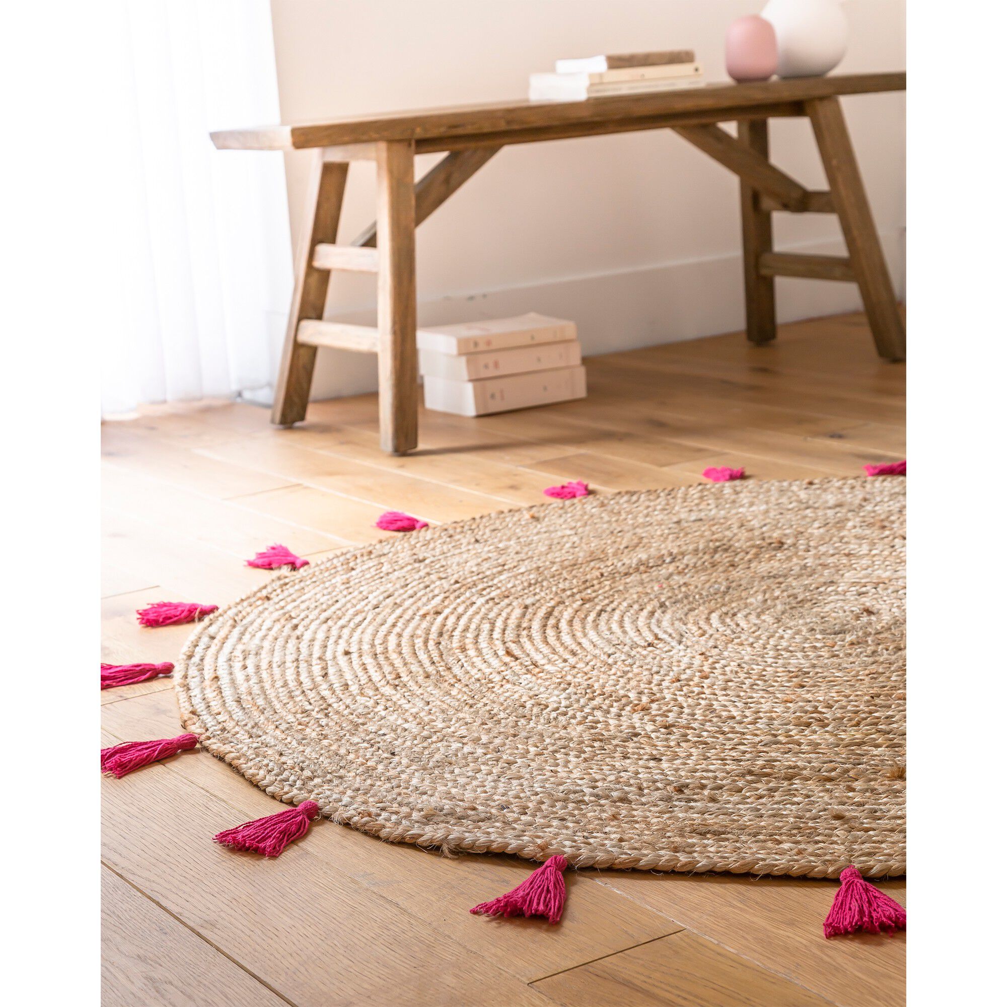Tapis rond en jute avec pompons de couleur