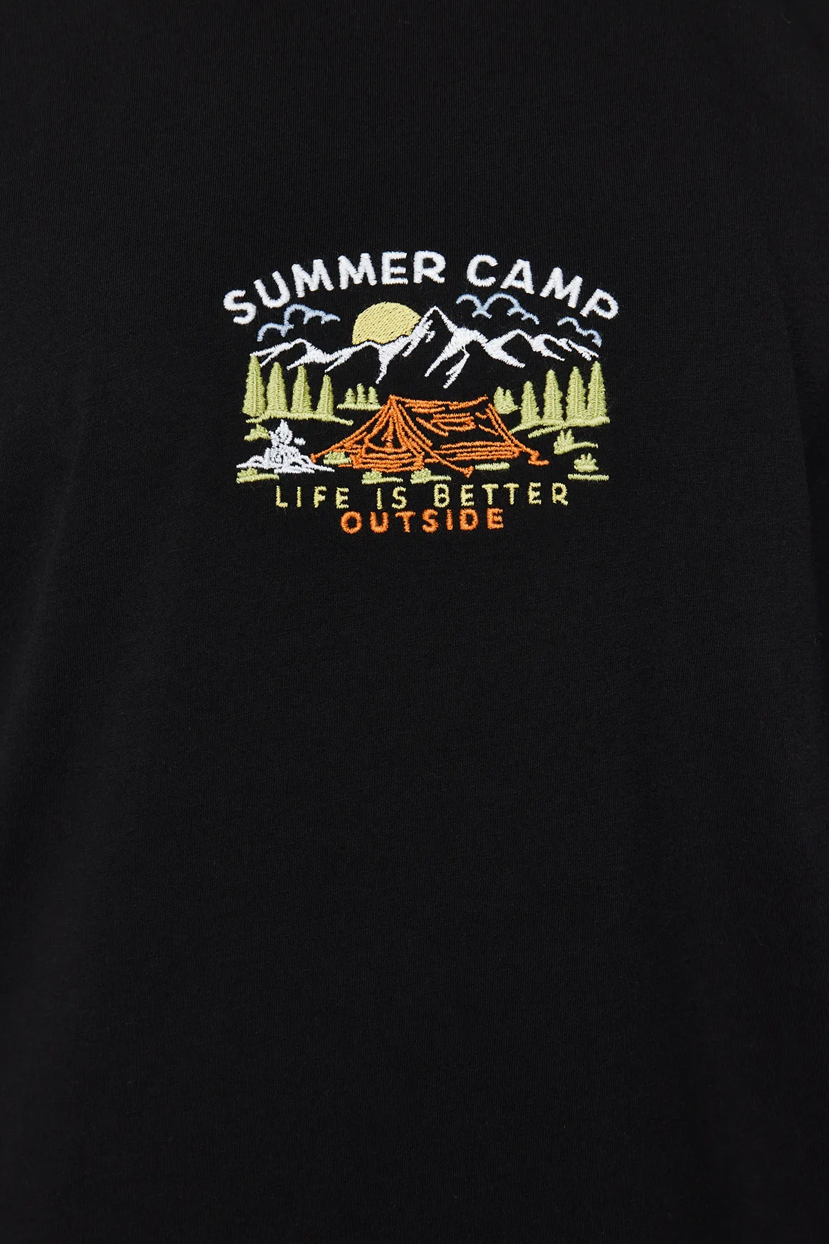 Trendyol Collection  Schwarzes, übergroßes/weit geschnittenes, kurzärmliges, landschaftlich besticktes T-Shirt aus 100 % Baumwolle TMNSS23TS00243