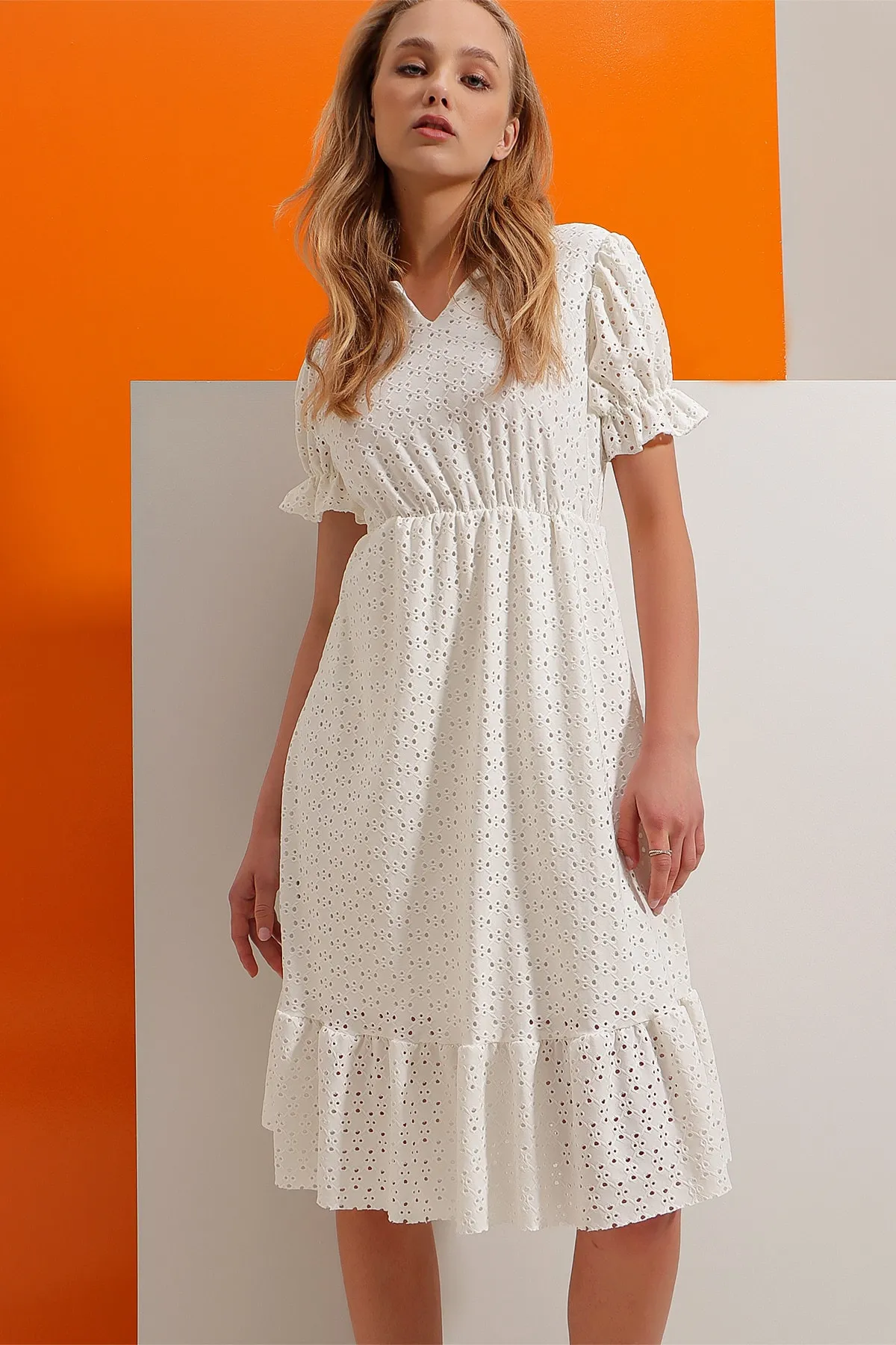 Trend Alaçatı Stili  Ecrufarbenes Damenkleid mit V-Ausschnitt und Wassermelonenärmeln, voll geschnürt und gefüttert ALC-X8289