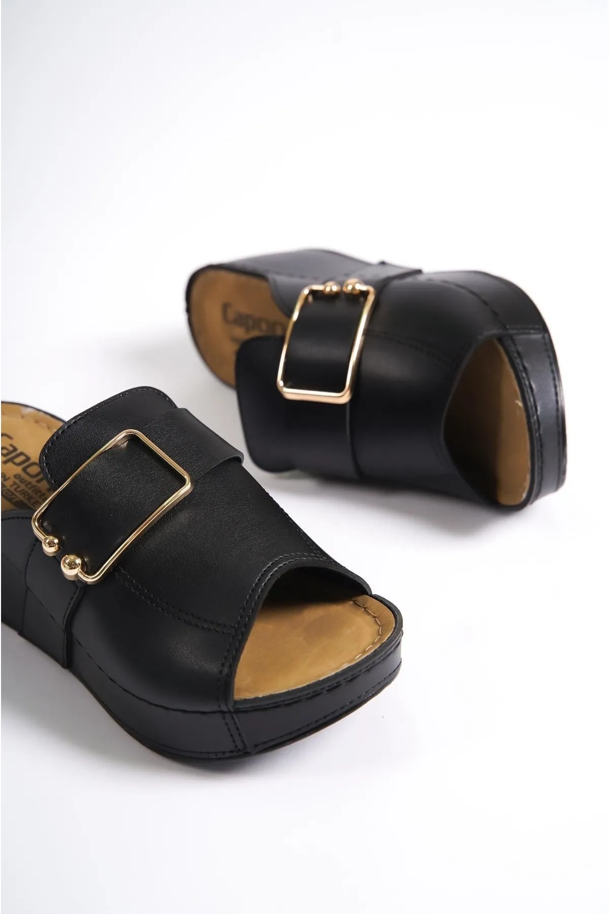 Capone Outfitters  Anatomisch weiche, bequeme Mutterhausschuhe mit Keilabsatz