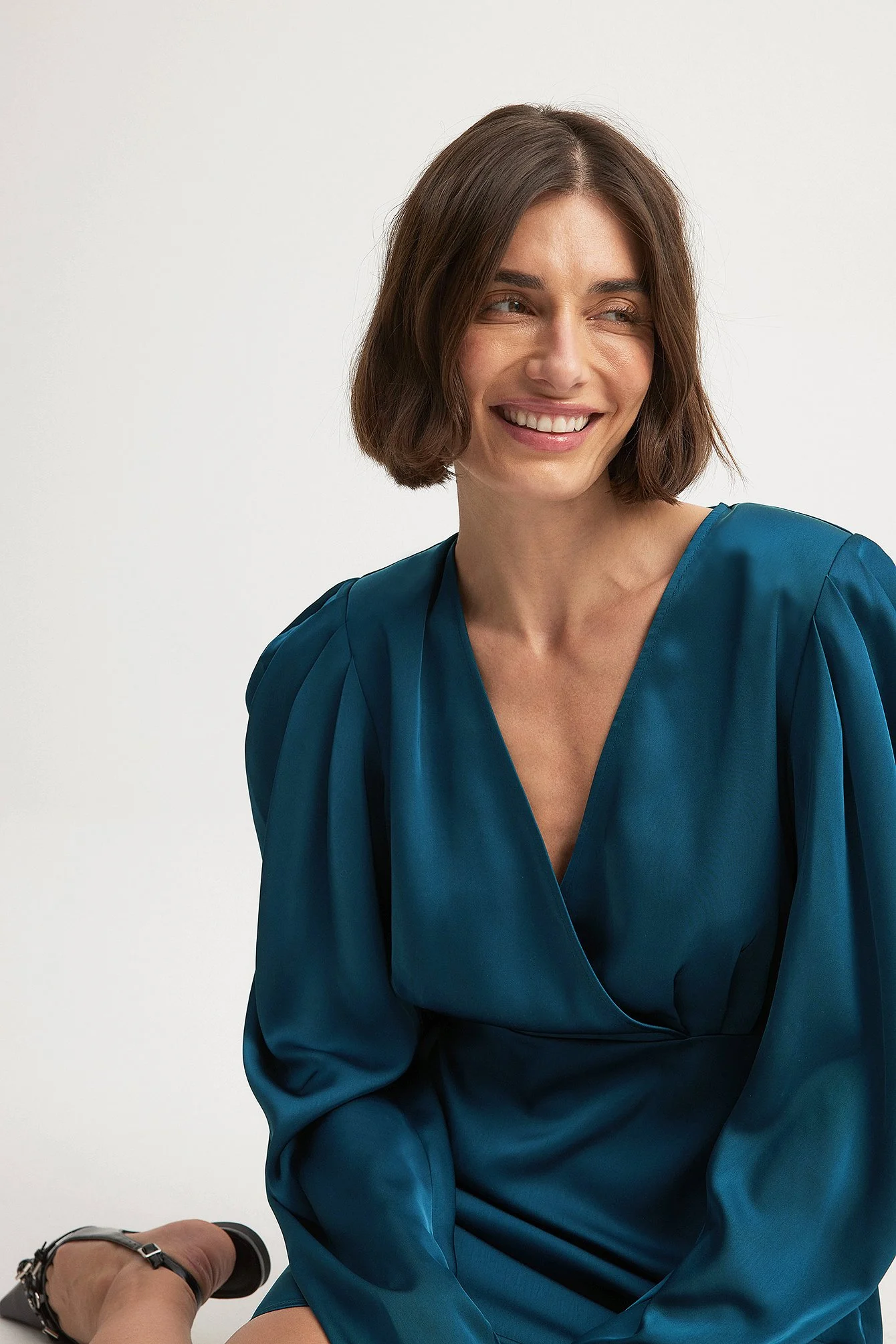 Satin-Minikleid mit gerafften Schultern