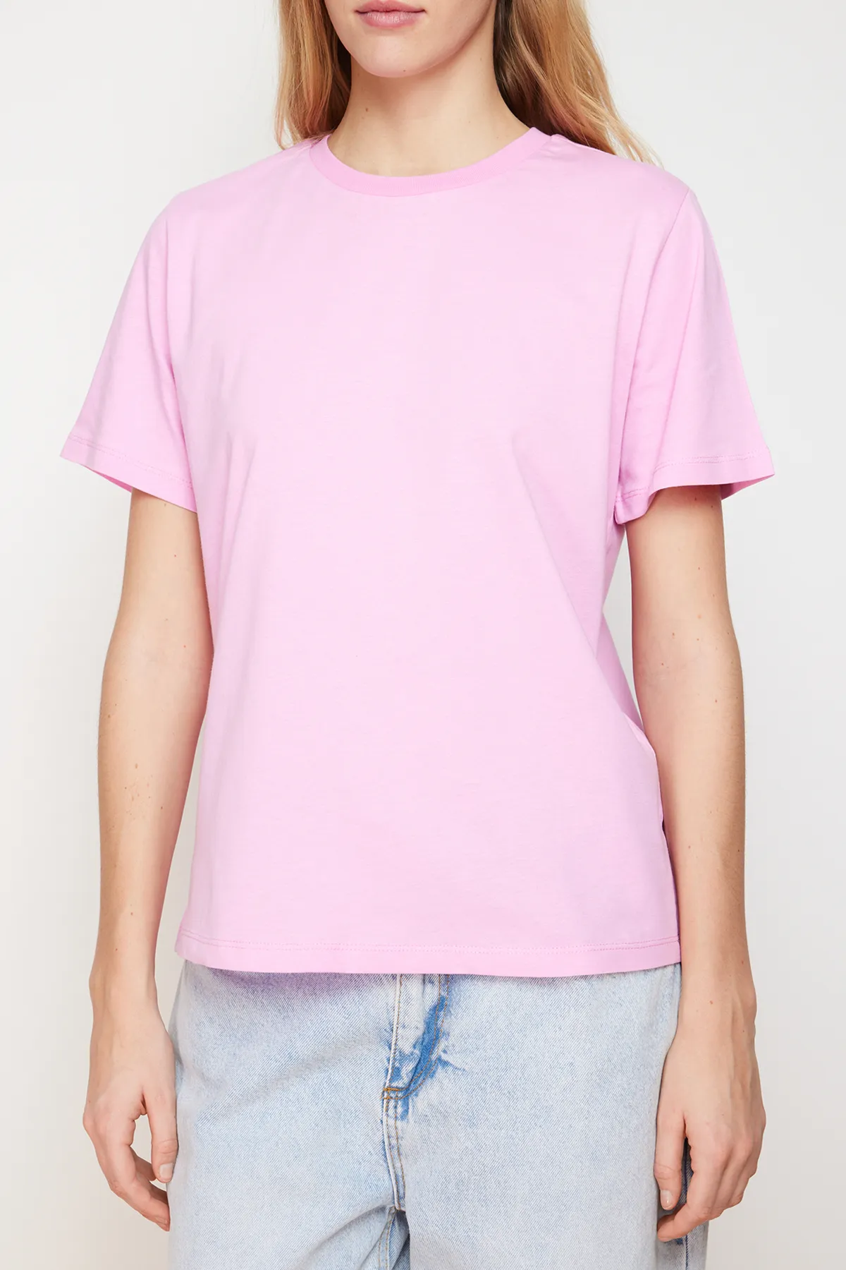 Trendyol Collection  Rosafarbenes Basic-Strick-T-Shirt mit Rundhalsausschnitt aus 100 % Baumwolle TWOSS23TS00000