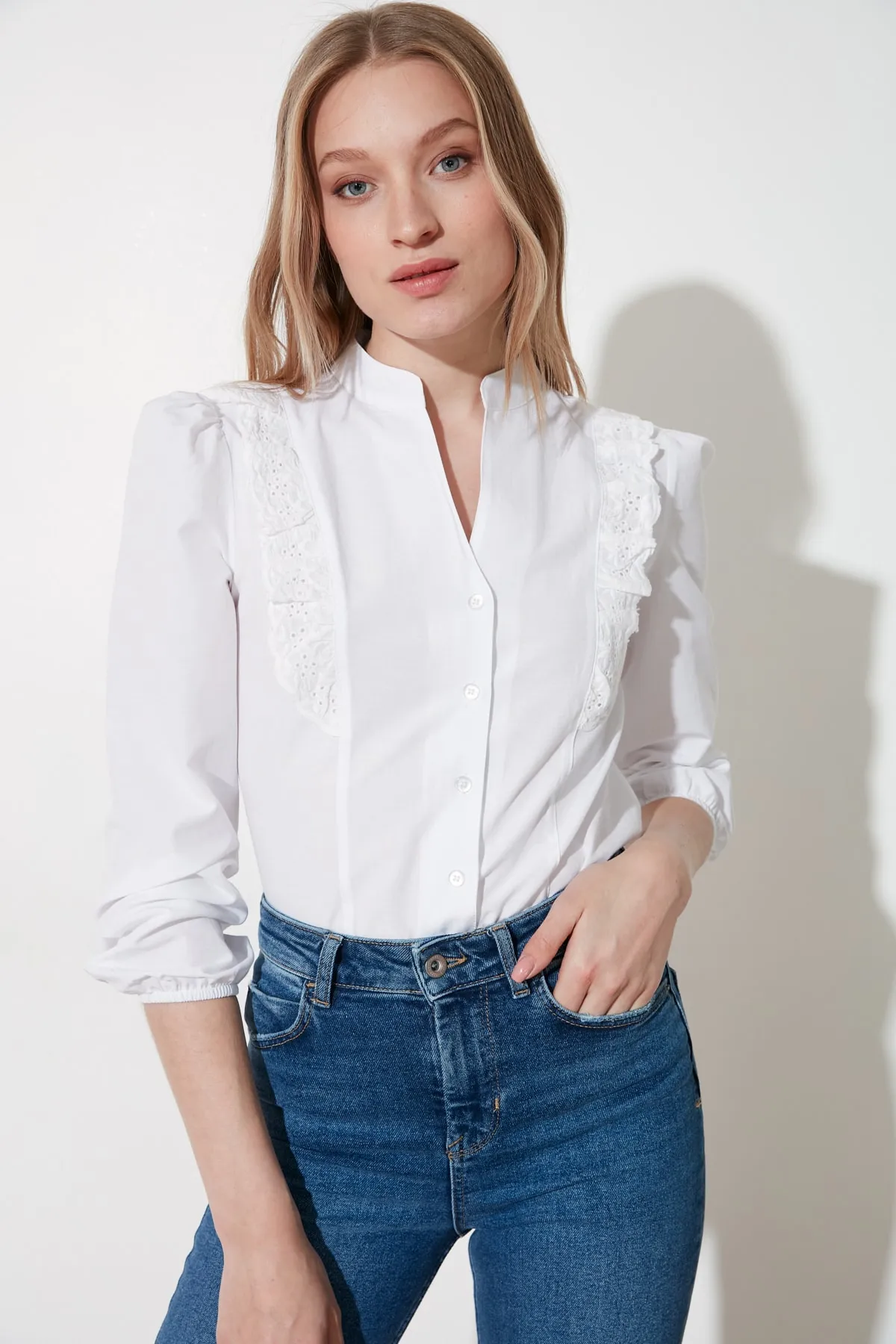Trendyol Collection  Weißes Spitzenhemd aus Baumwolle - Regular Fit TWOSS20GO0044