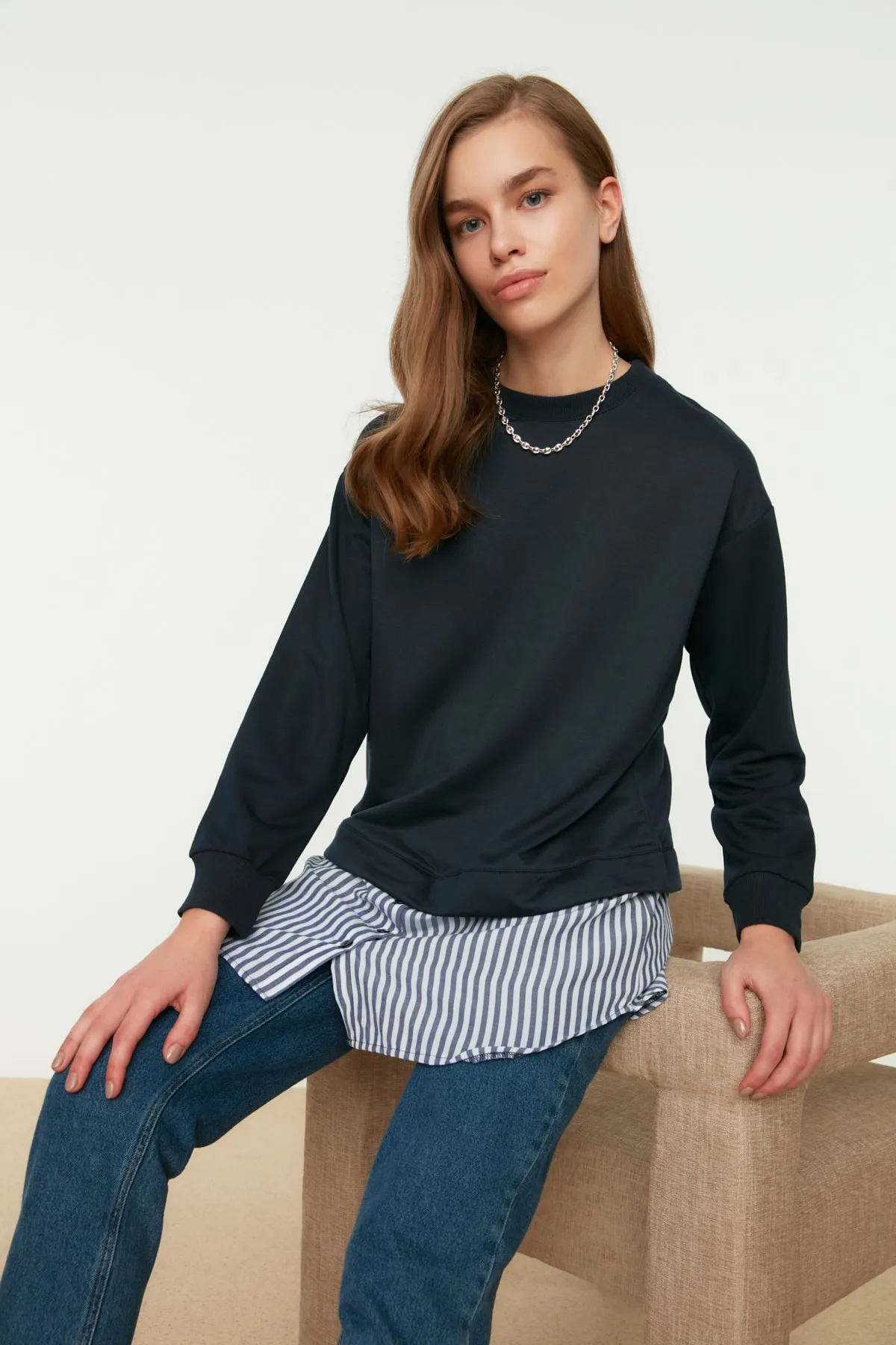 Trendyol Modest  Marineblaues Strick-Sweatshirt mit Rundhalsausschnitt und Hemdfreigabe von unten TCTAW22TW0216