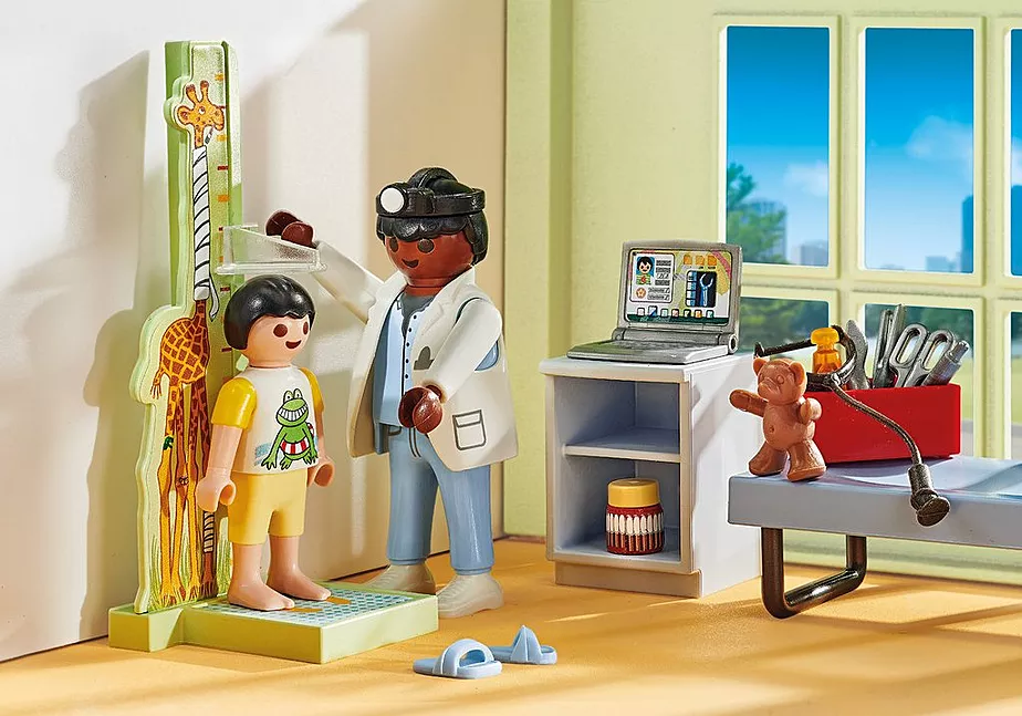 Kinderarzt mit Teddyb&auml;r
