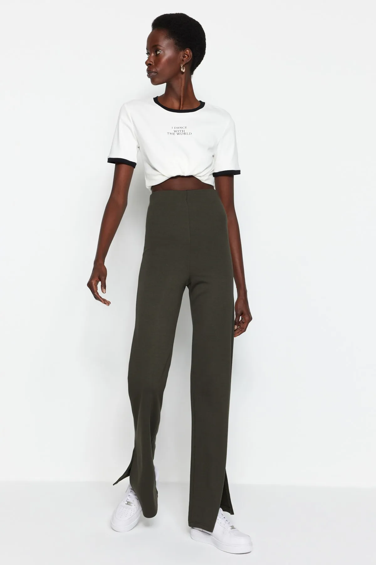 Trendyol Collection  Khakifarbene, seitlich geschlitzte, ausgestellte/spanische Strickhose mit hohem Bund TWOSS23PL00134