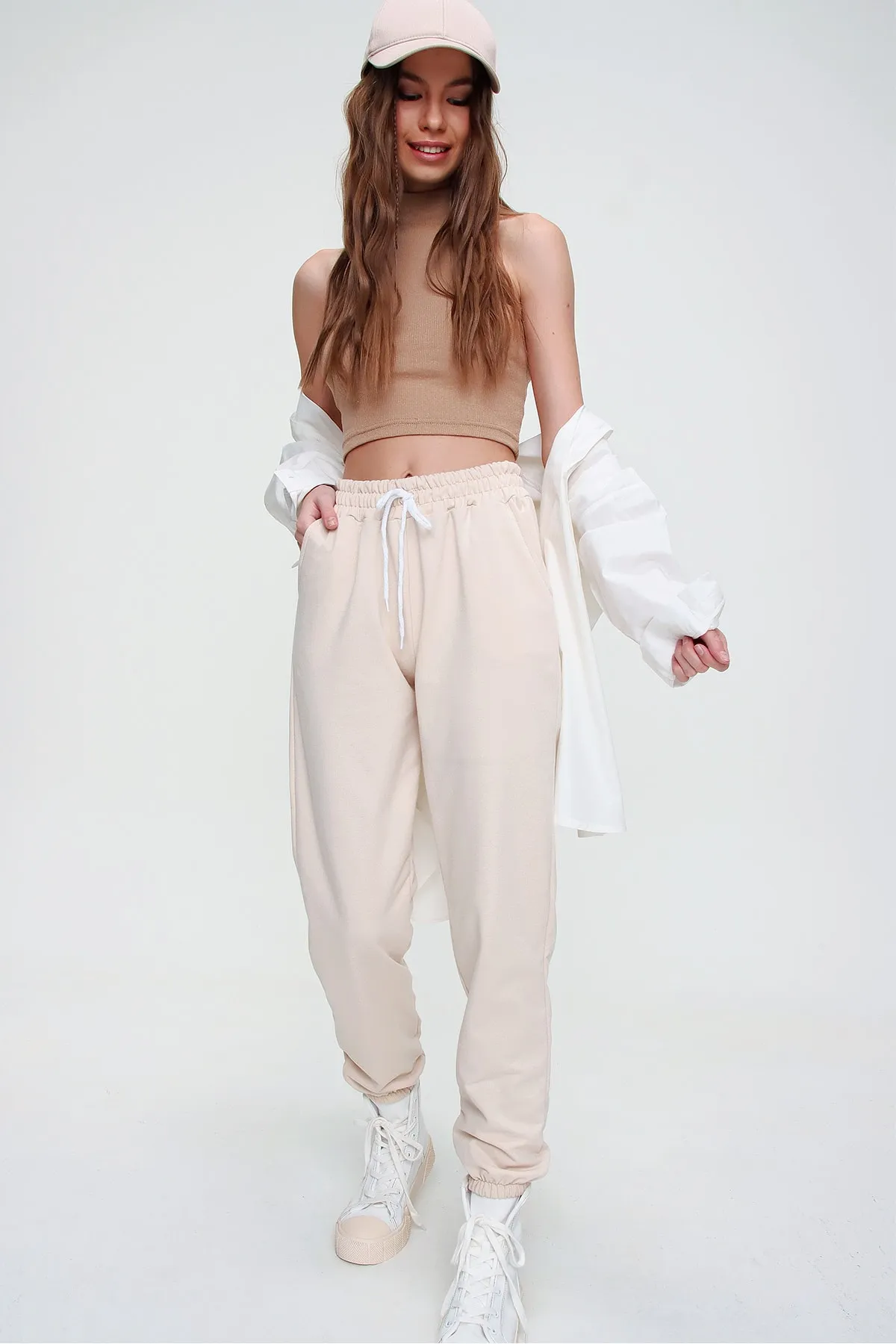 Trend Alaçatı Stili  Hellbeige Basic Jogginghose für Damen mit elastischem Bund und Beinen ALC-X5902