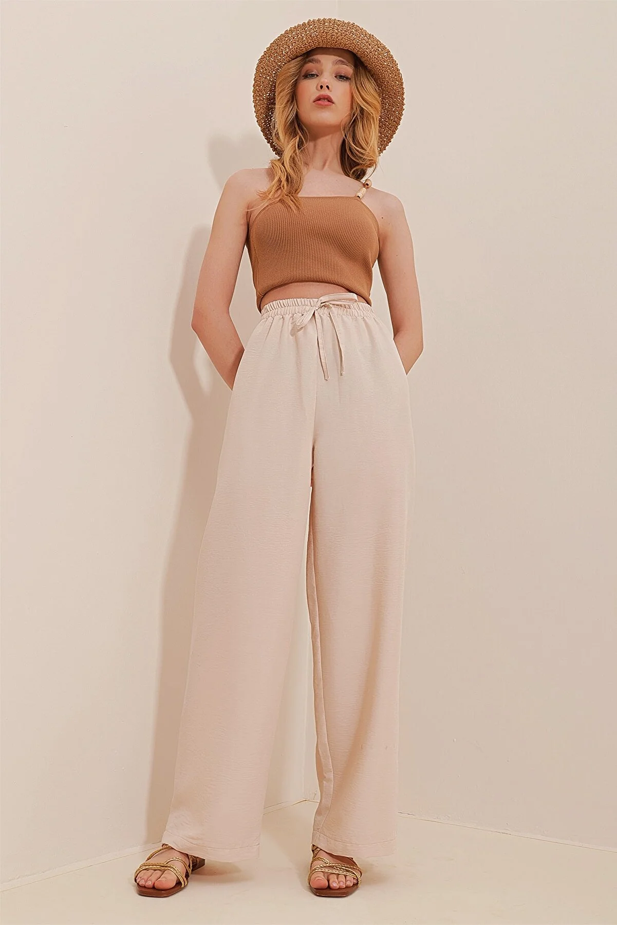 Trend Alaçatı Stili  Beigefarbene, locker geschnittene Aerobin-Hose mit elastischem Bund für Damen ALC-X6625