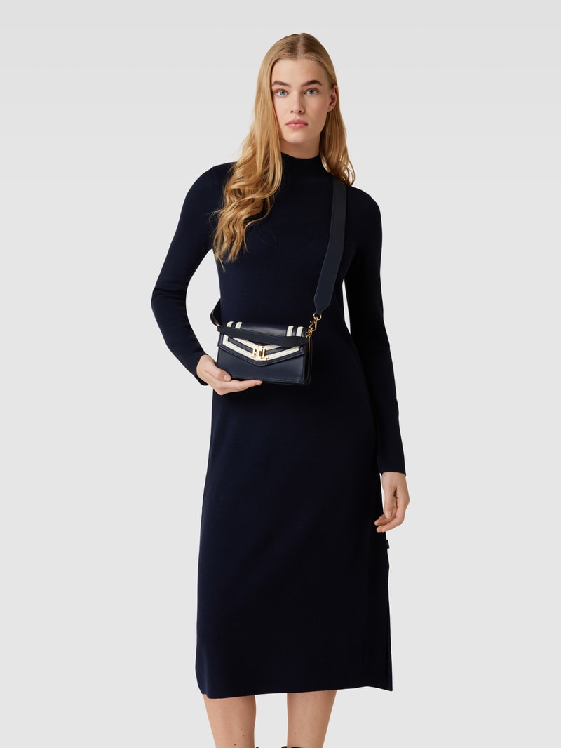 Umhängetasche mit Label-Applikation Modell 'TAYLER' in marineblau