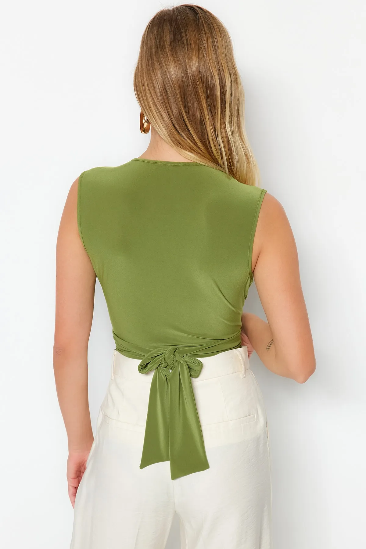Trendyol Collection  Grüner taillierter/körperbetonter Stretch-Strickbody mit V-Ausschnitt und Druckknöpfen TWOSS23BD00055