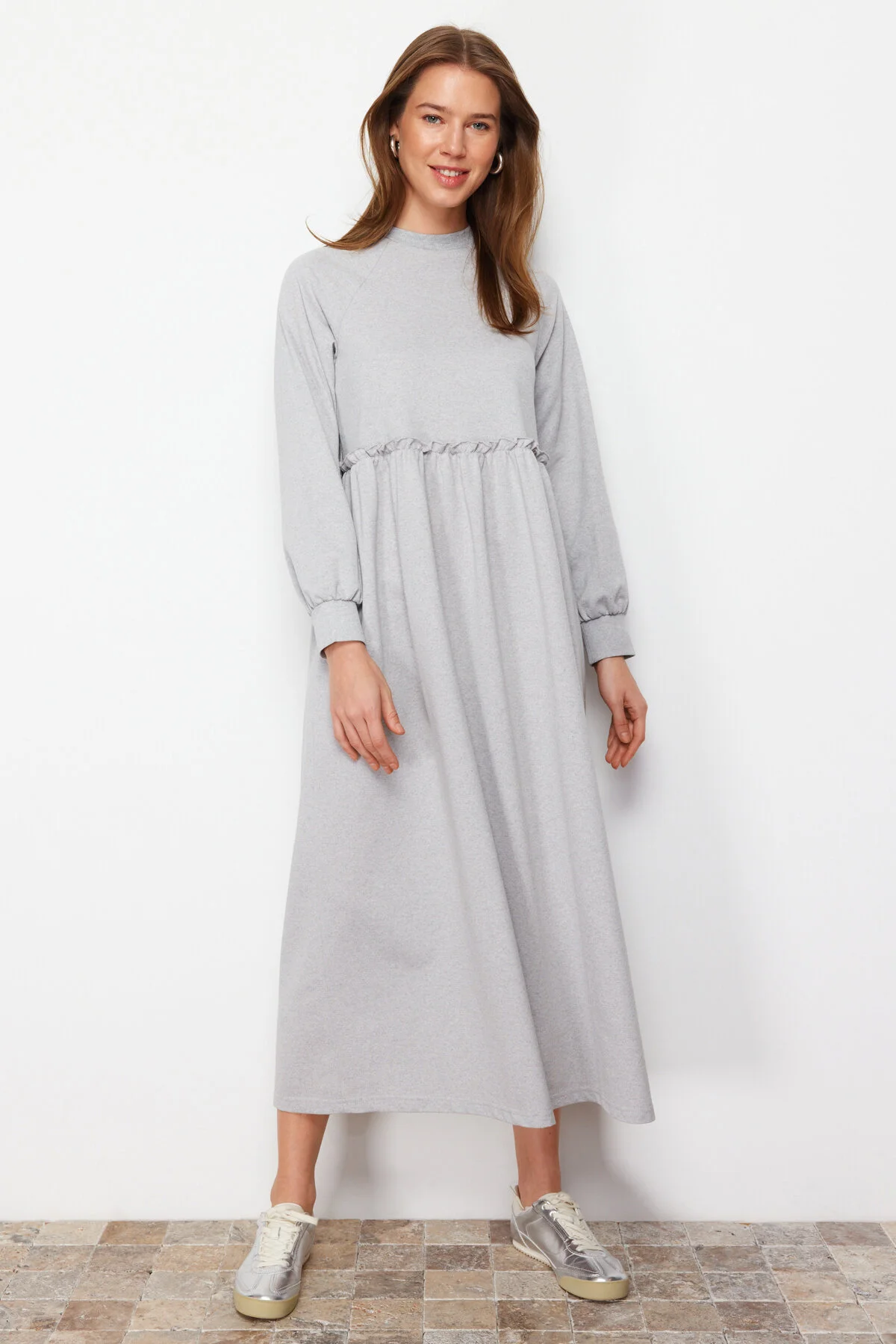Trendyol Modest  Graues Strickkleid mit Cut-Outs TCTSS23EB00307