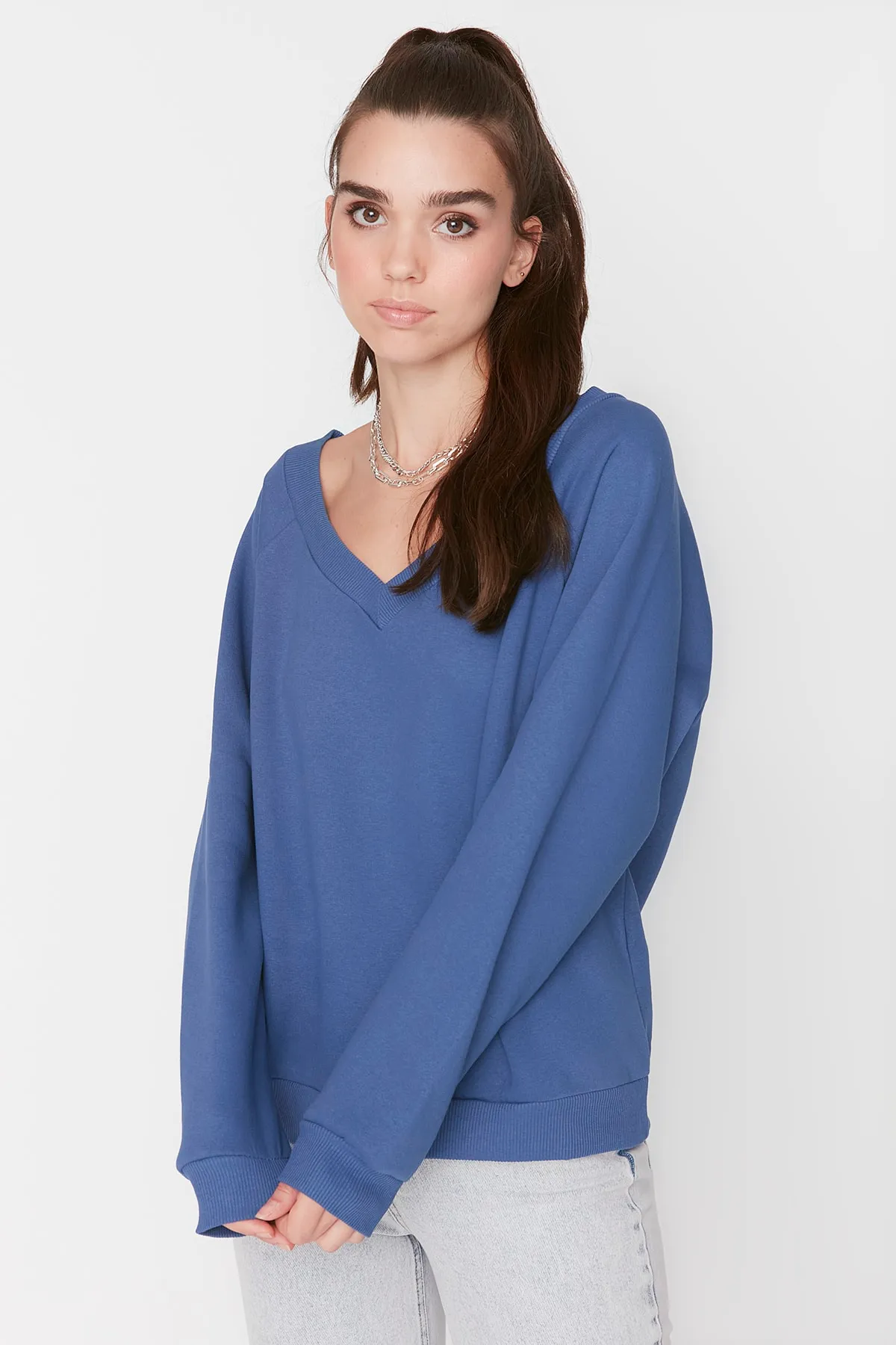 Trendyol Collection  Indigo Boat V-Ausschnitt Basic Dickes Fleece Innen Gestricktes Sweatshirt TWOAW23SW00184