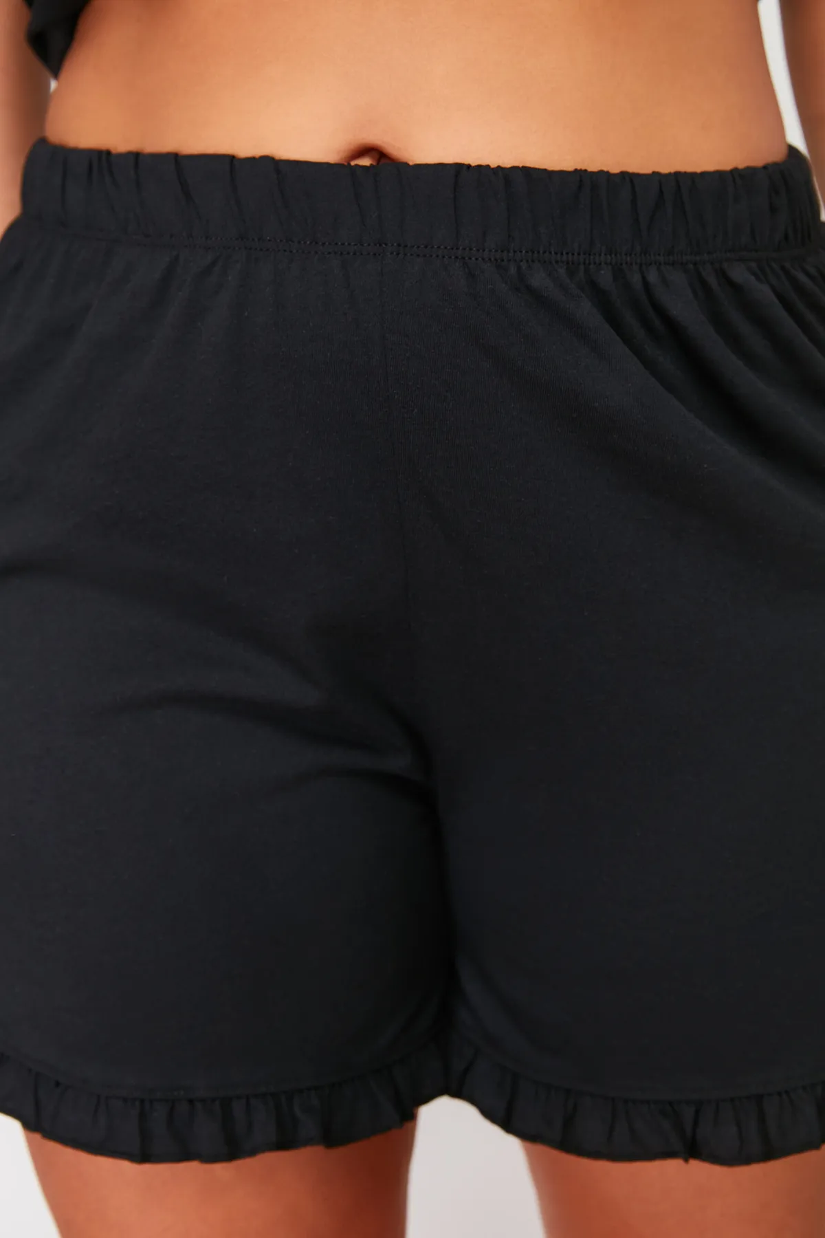 Trendyol Curve  Schwarzes Pyjama-Set aus Strick mit Sportlershorts und Rüschendetail TBBSS24AI00017