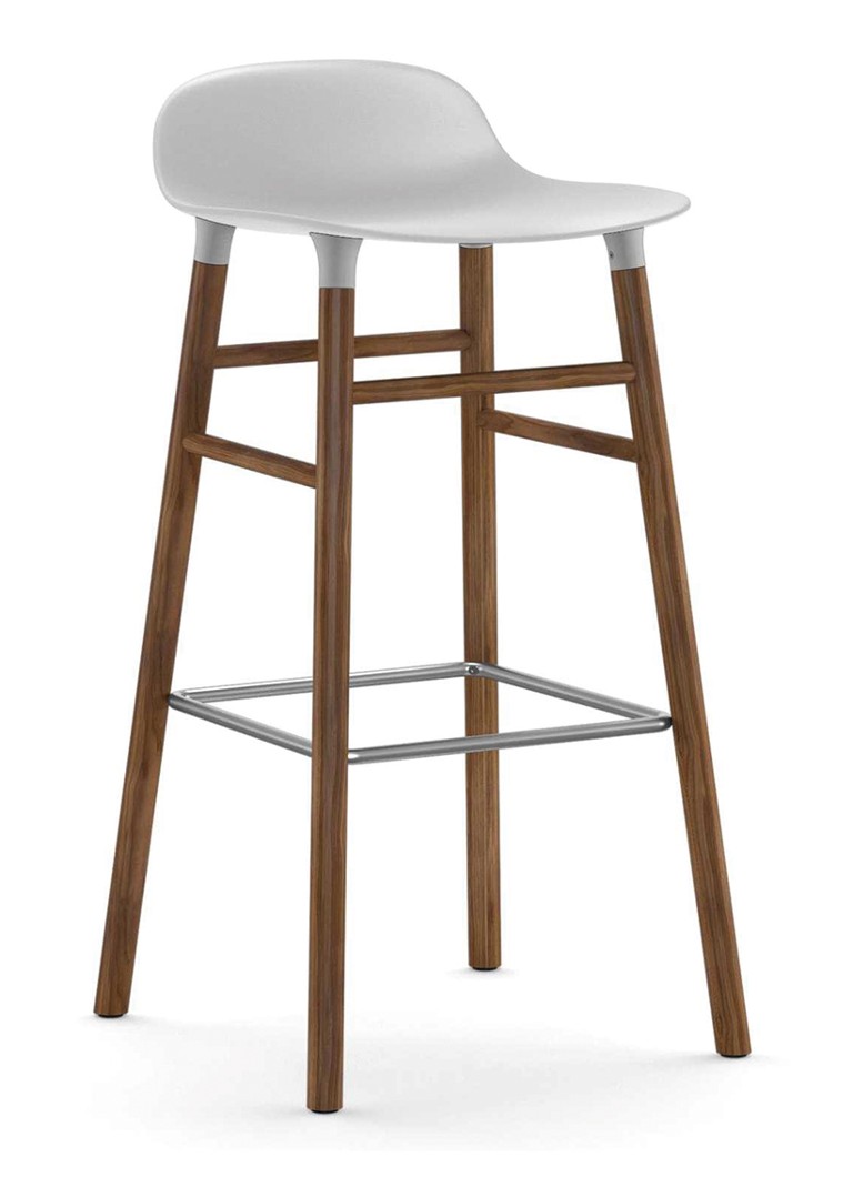 Normann Copenhagen Form, scaun de bar de 75 cm cu bază din lemn de nuc.