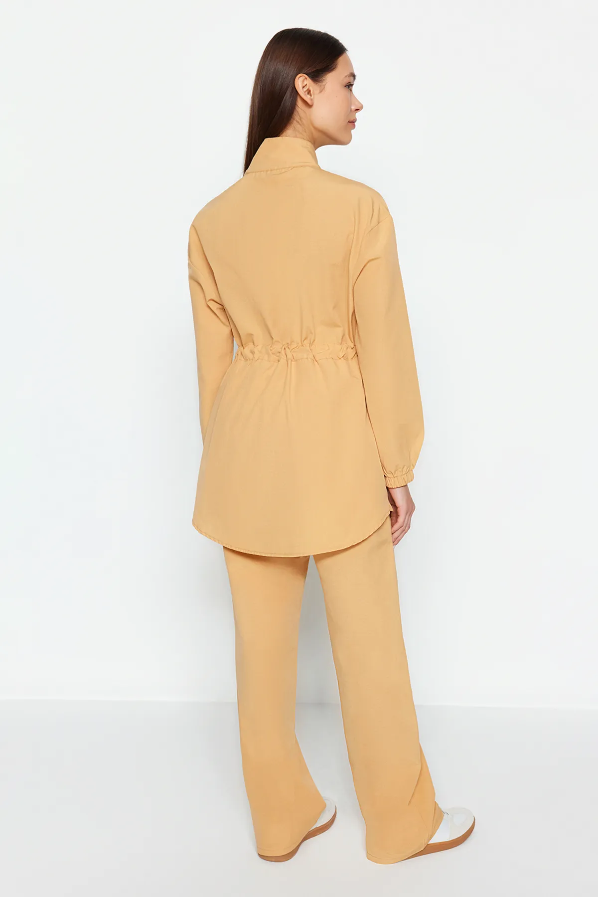 Trendyol Modest  Dunkelbeiger, gewebter Anzug aus Hemd und Hose mit Stehkragen und Gürtel TCTSS21AU0247