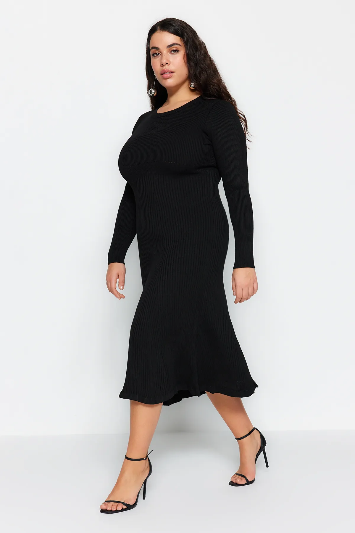Trendyol Curve  Schwarzes Midi-Strickkleid mit Rundhalsausschnitt TBBAW24AH00021