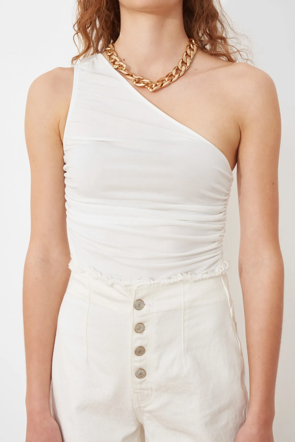Trendyol Collection  Ecru geraffte, eng anliegende, dehnbare One-Shoulder-Strickbluse TWOSS21BZ0590