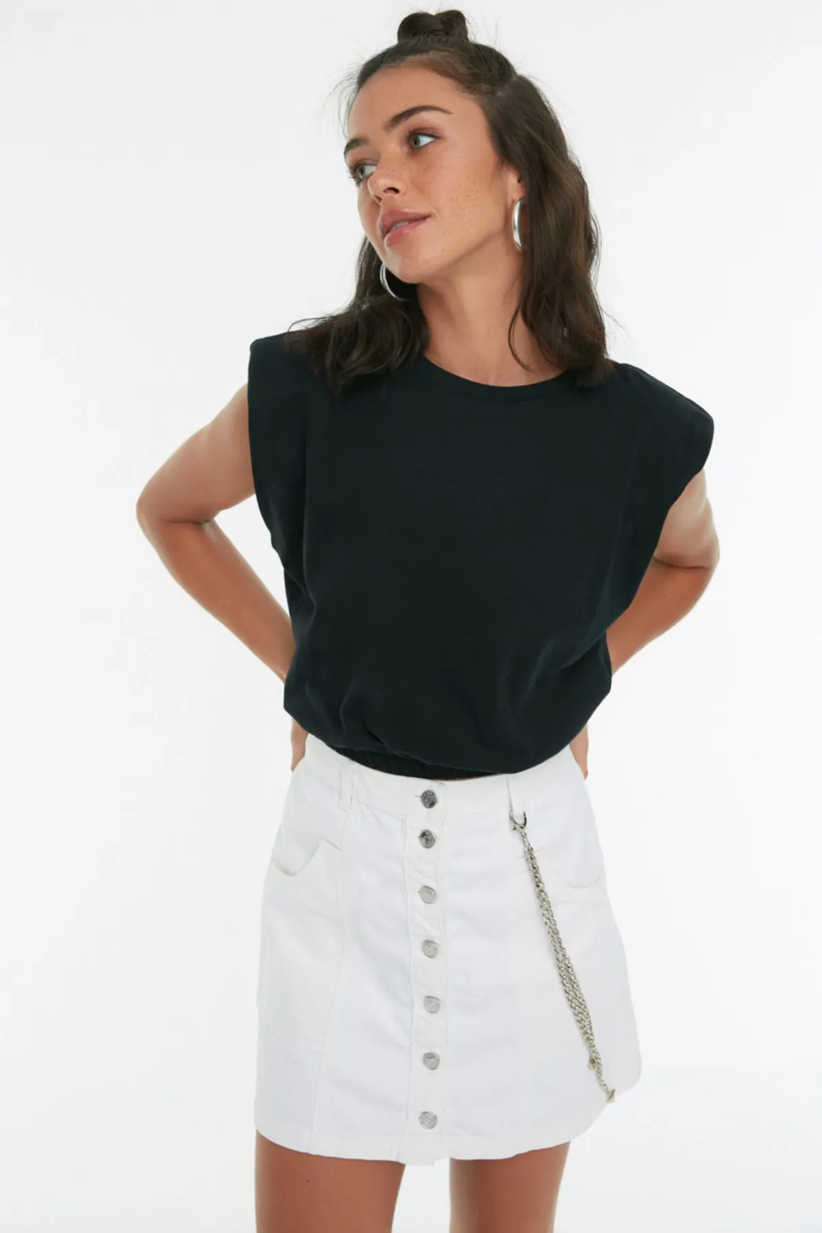 Trendyol Collection  Schwarzes, wattiertes, kurz geschnittenes Strick-T-Shirt aus 100 % Baumwolle mit Rundhalsausschnitt TWOSS21TS0379