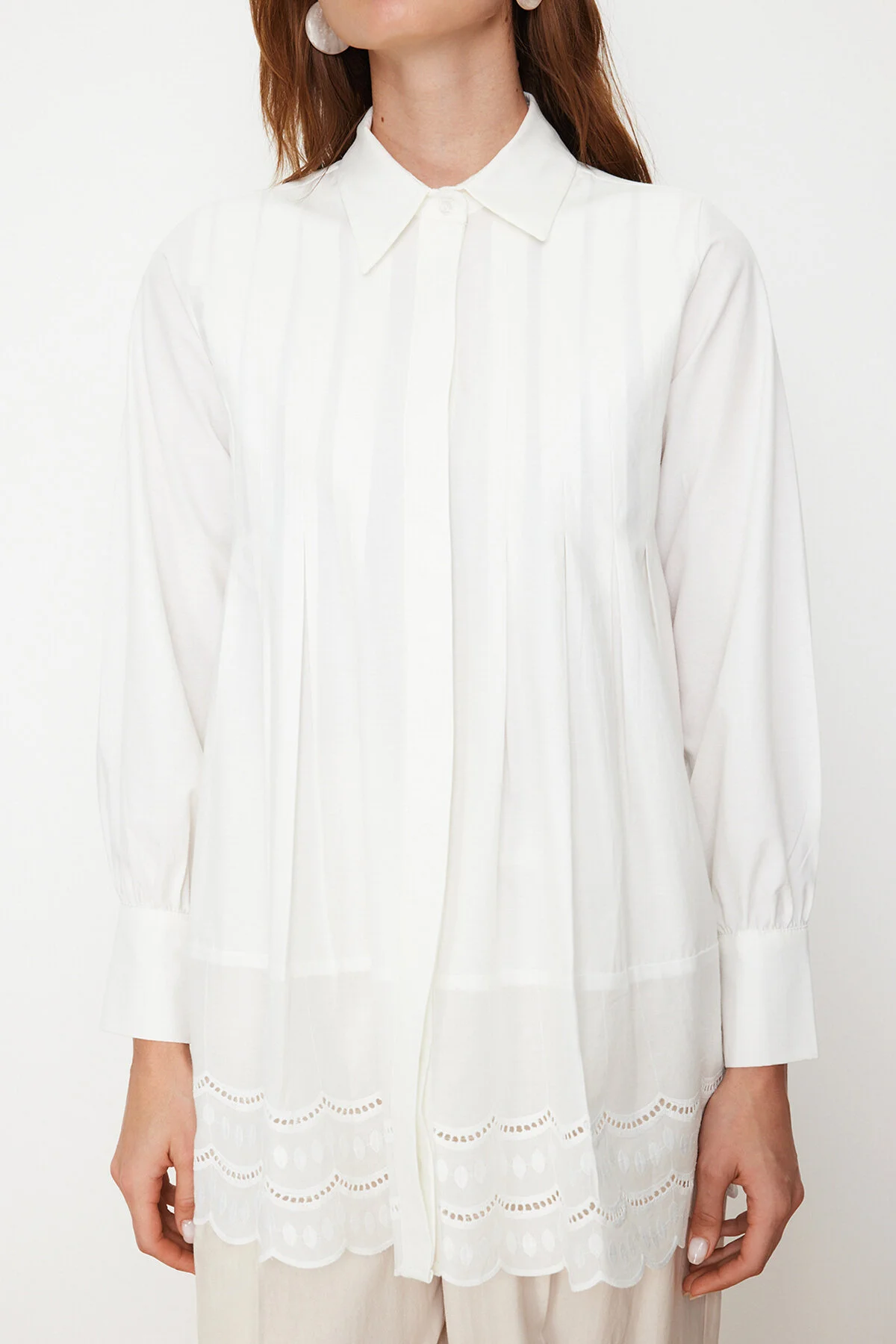 Trendyol Modest  Ecrufarbenes, gewebtes Baumwollhemd mit Stickereidetail TCTSS24TG00017