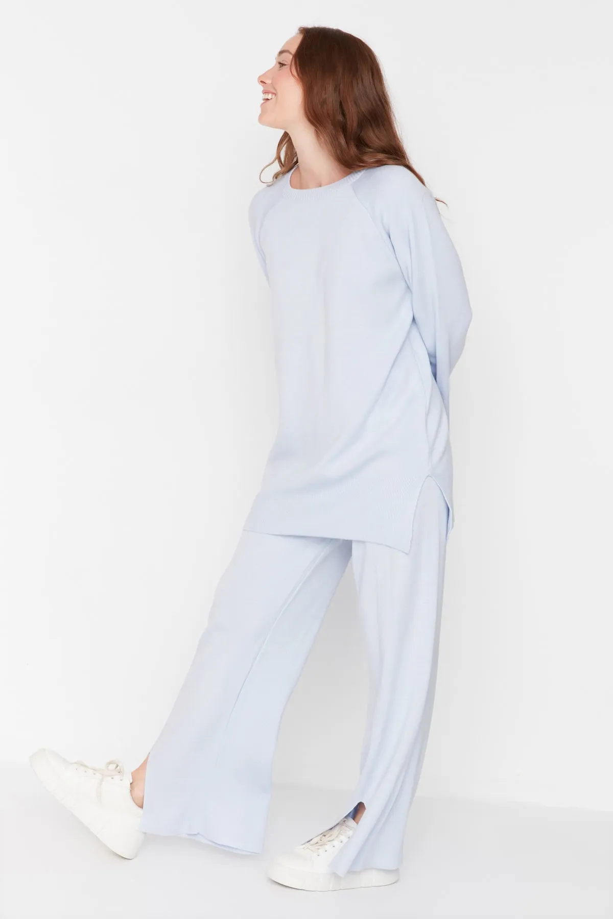 Trendyol Modest  Graues Strickset mit Pullover und Hose mit Schlitzdetail TCTAW23US00030