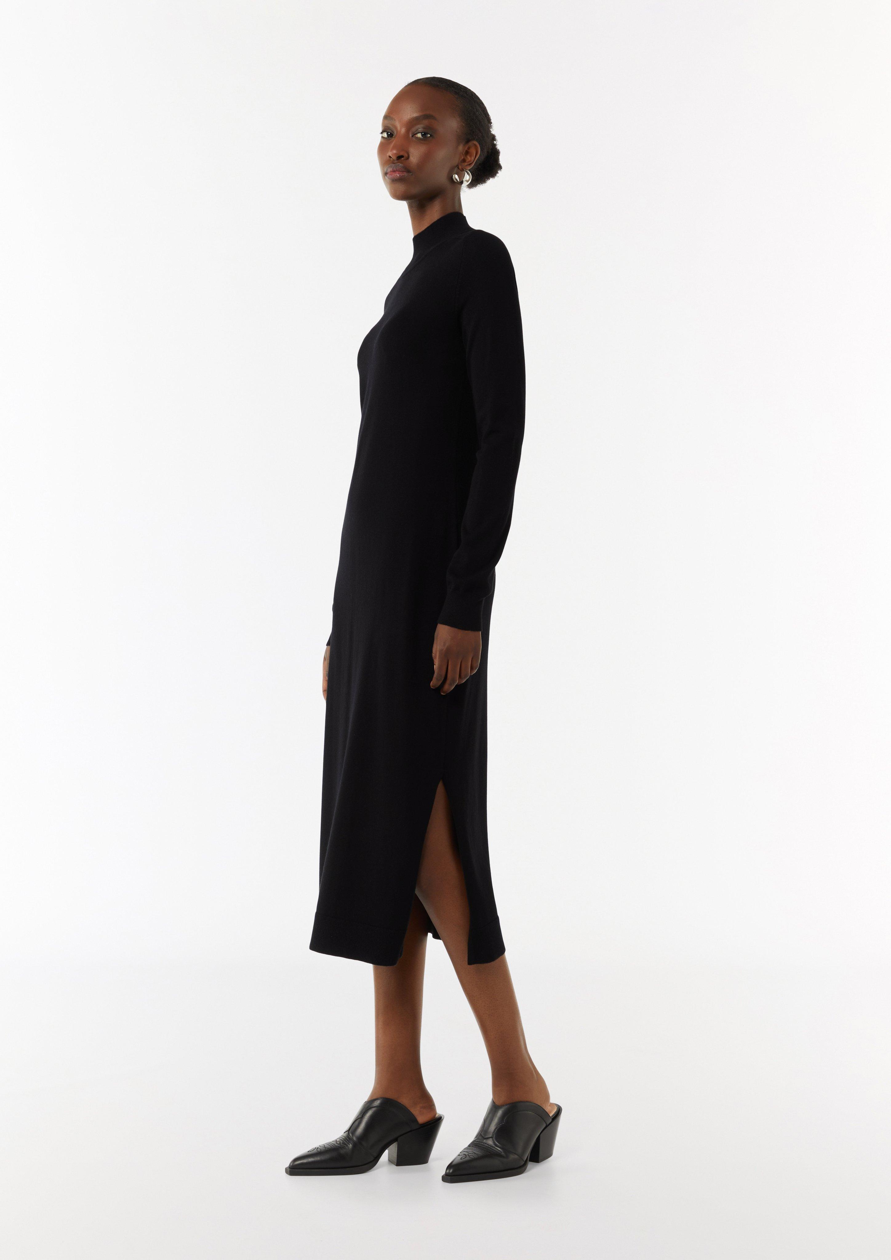 Antalliertes Strickkleid mit Turtleneck und seitlichen Schlitzen - schwarz