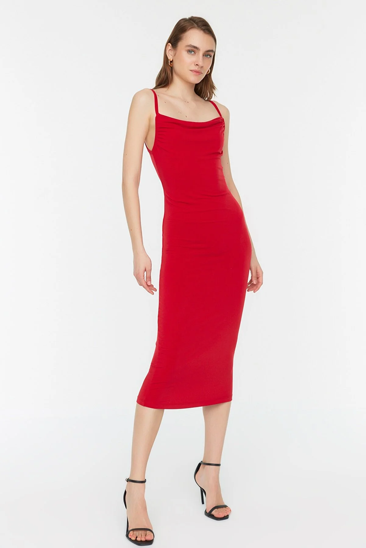 Trendyol Collection  Rotes, figurbetontes Midi-Bleistiftkleid aus flexiblem Strick mit Degaje-Kragen und Midi-Trägern TWOSS19AD0020