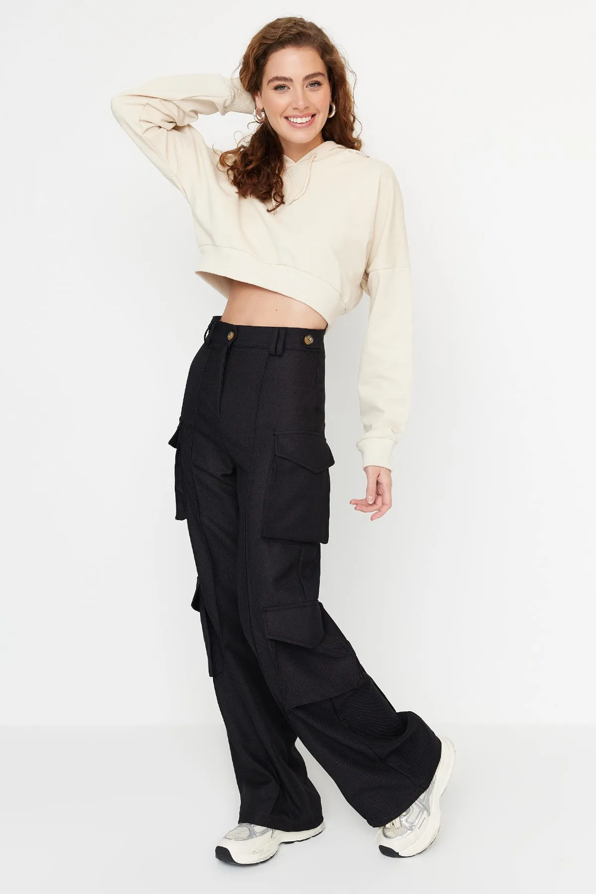 Trendyol Collection  Schwarze gewebte Cargohose mit hoher Taille und Taschen TWOAW23PL00373