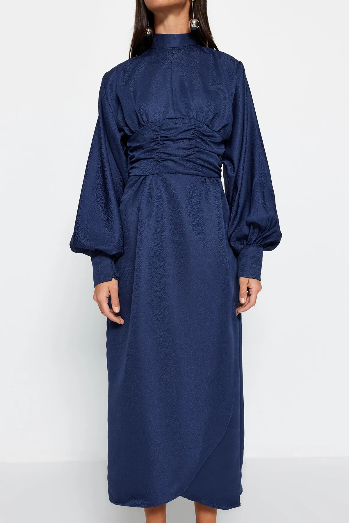 Trendyol Modest  Marineblaues Abendkleid mit drapierter Taille und Ballonärmeln, selbst gemustert TCTSS23DB00017
