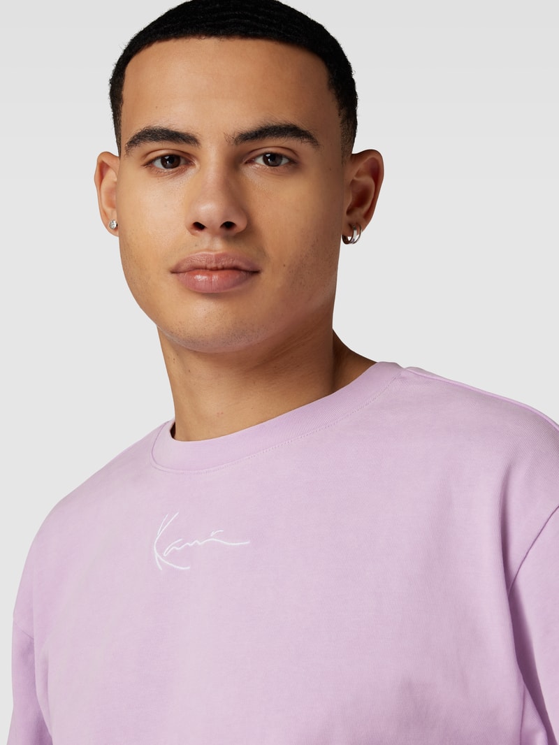 T-Shirt mit rückseitigem Label- und Motiv-Print in flieder