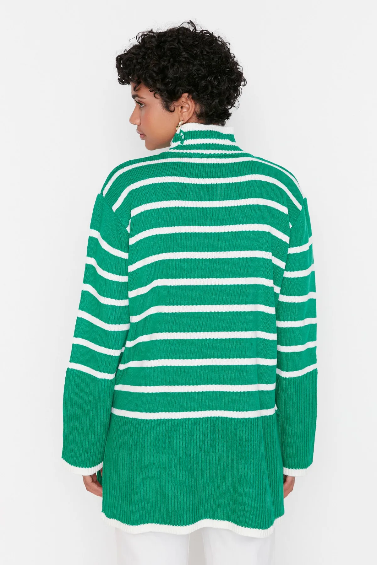 Trendyol Modest  Grün gestreifter Strickpullover TCTAW23AK00016