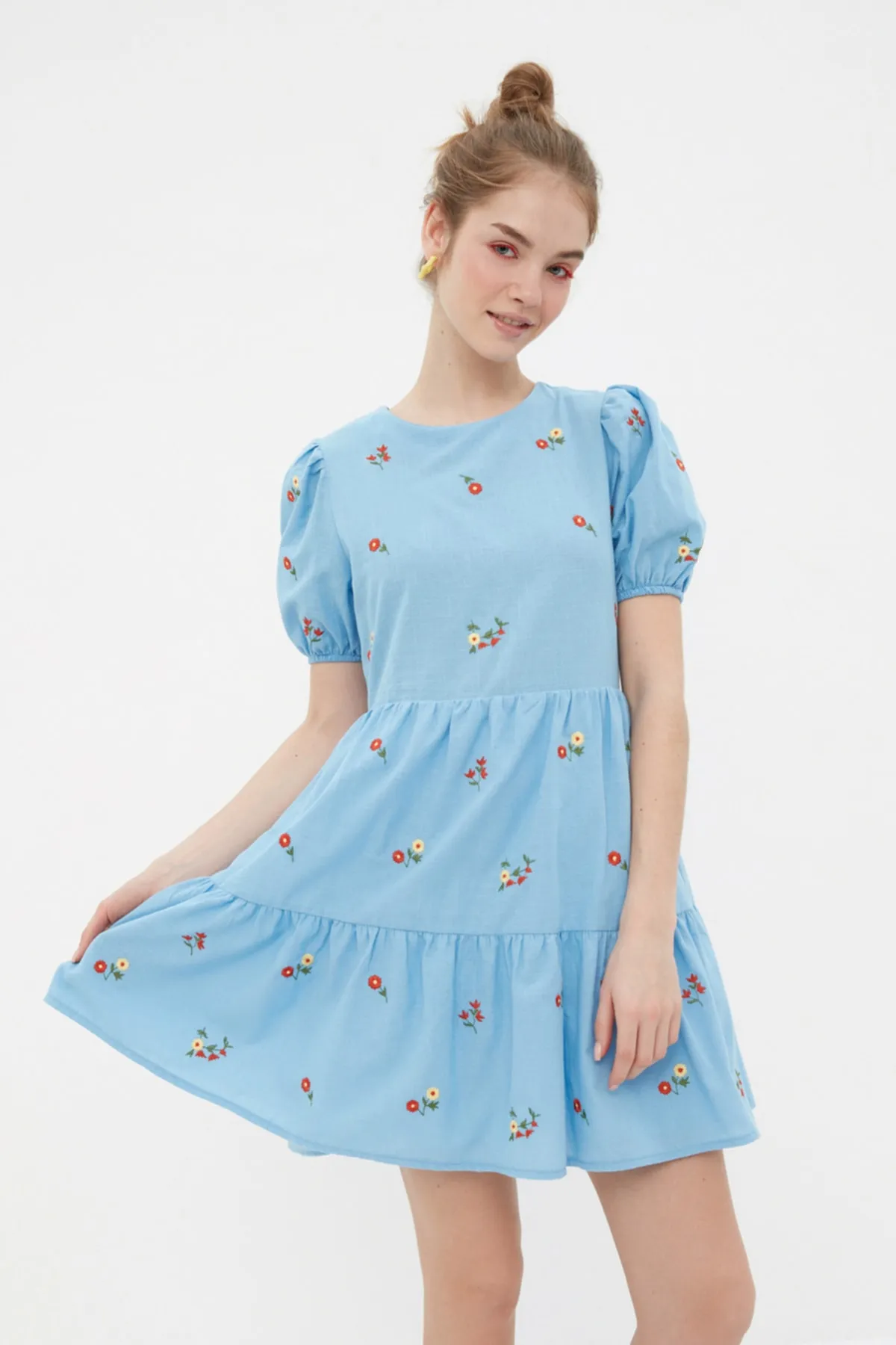 Trendyol Collection  Blaues, gerade geschnittenes, gefüttertes Mini-Webkleid mit Blumenstickerei TWOSS21EL0938
