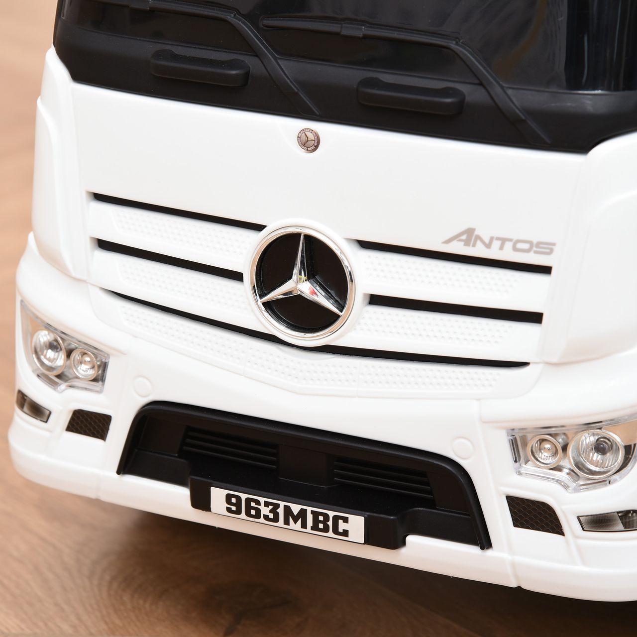 HOMCOM Rutscherfahrzeug Rutscherauto Babyrutscher Kinderfahrzeug lizenziert von Mercedes ANTOS-LKW-Stil mit Licht für Kinder von 12 bis 36 Monaten Metall PP-Kunststoff Weiß Schwarz 62,5x28,5x45cm