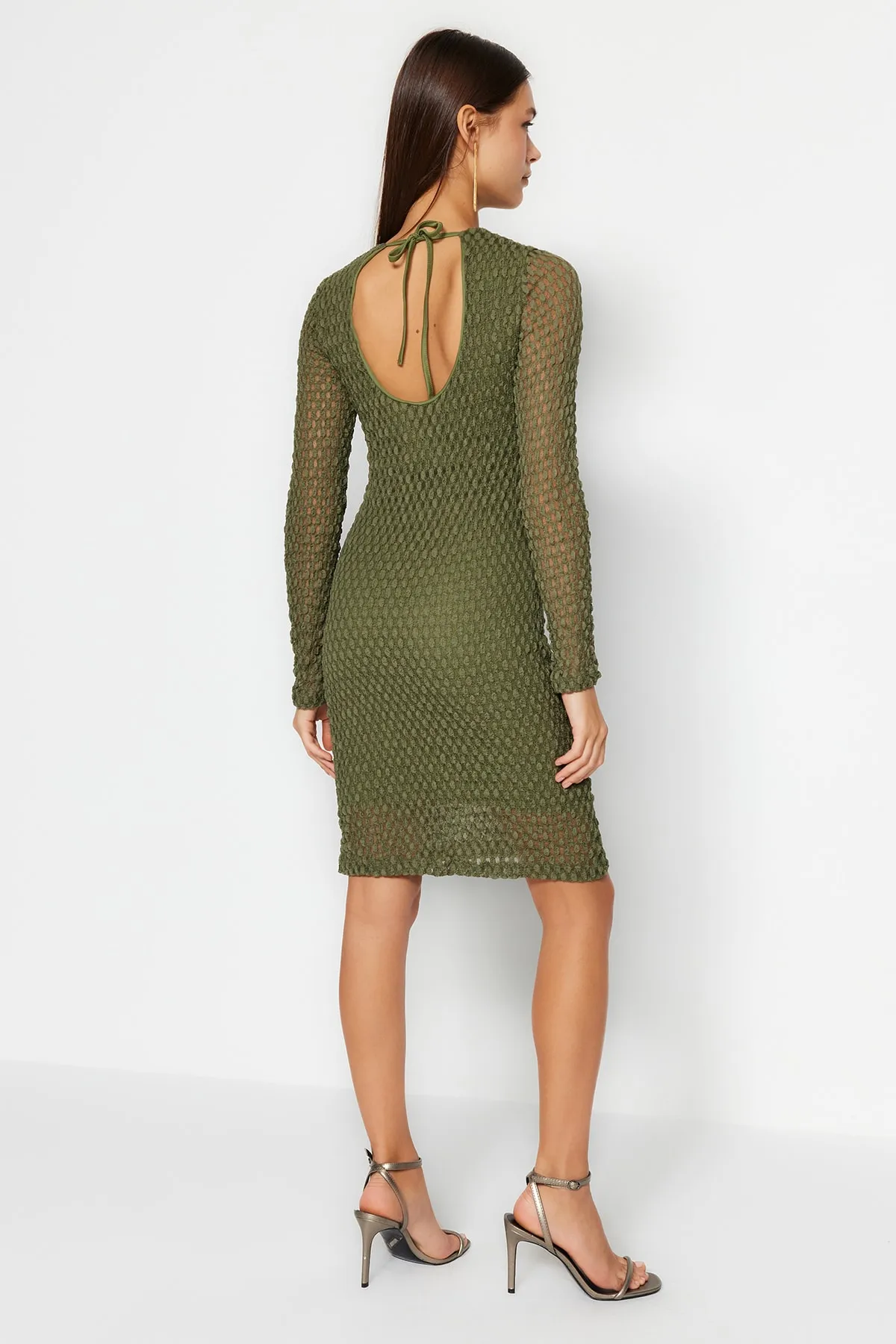 Trendyol Collection  Khakifarbenes, strukturiertes Mini-Strickkleid mit Bindedetail am Rücken und langen Ärmeln, gefüttert TWOAW24EL00216