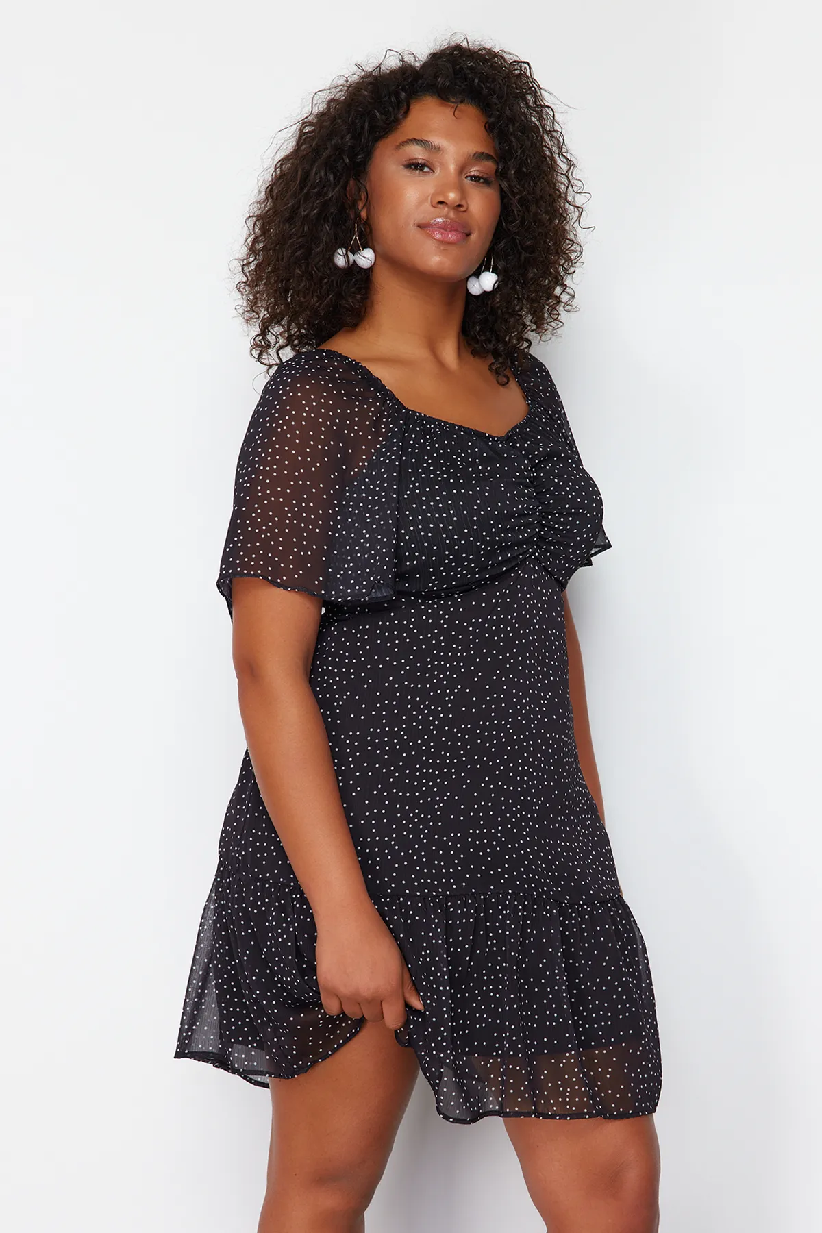 Trendyol Curve  Schwarzes gewebtes Minikleid mit Polka Dots