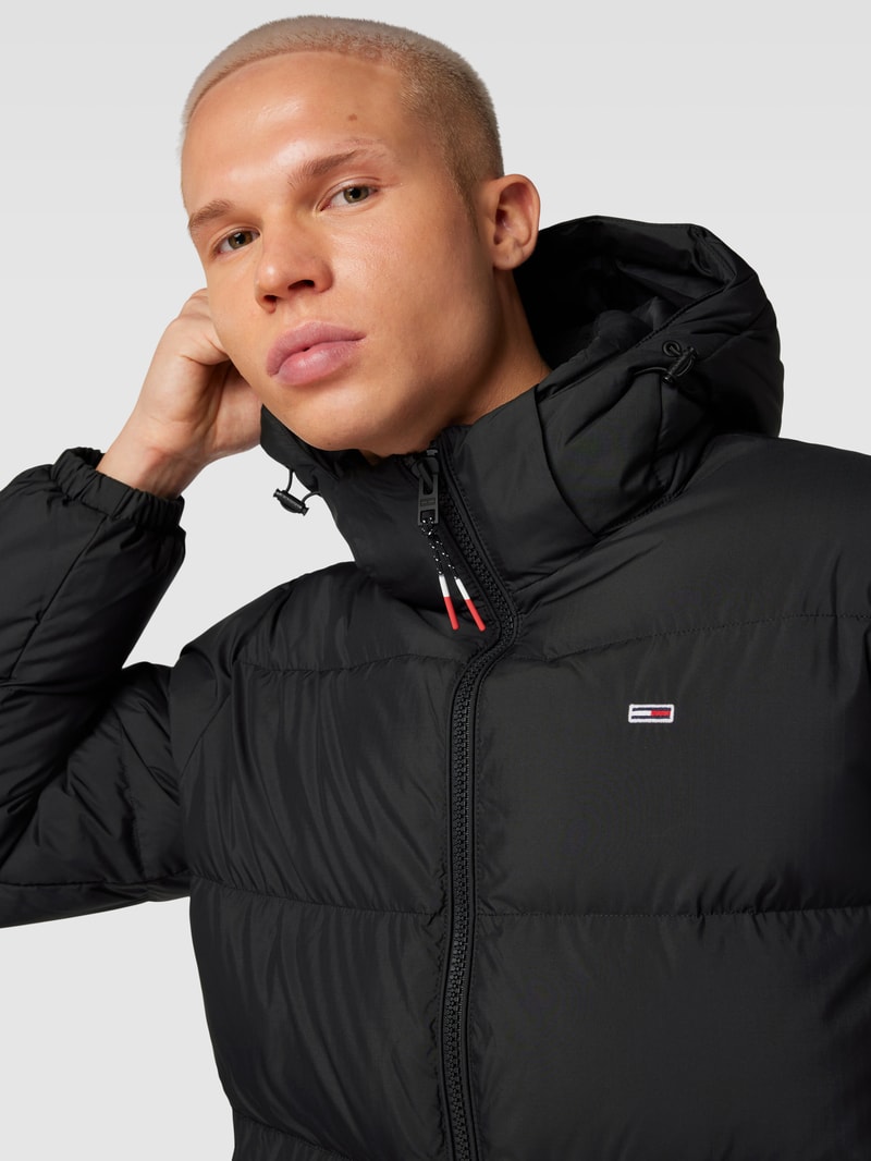Steppjacke mit Kapuze Modell 'ESSENTIAL' in schwarz