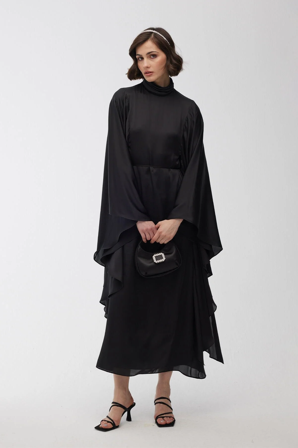 Manuka  Satin-Cape-Abendkleid Schwarz