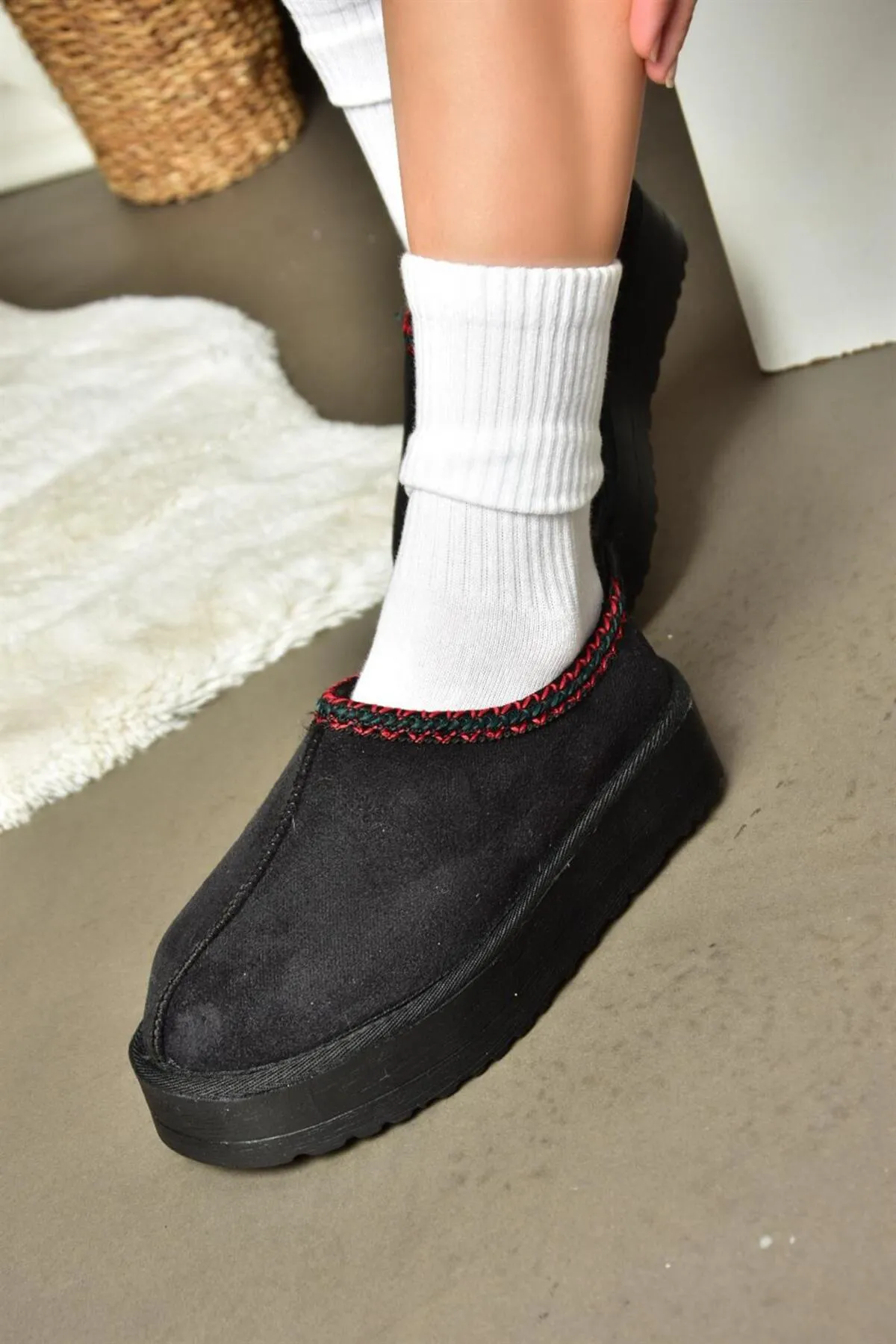 Fox Shoes  R612047302 Schwarze Wildleder-Damenhausschuhe mit dicker Sohle und haariger Innenseite
